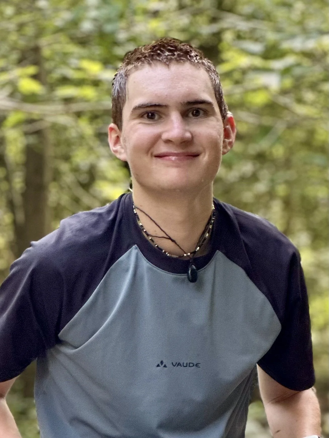 Leo sitzt verschwitzt am Fluss in Finale