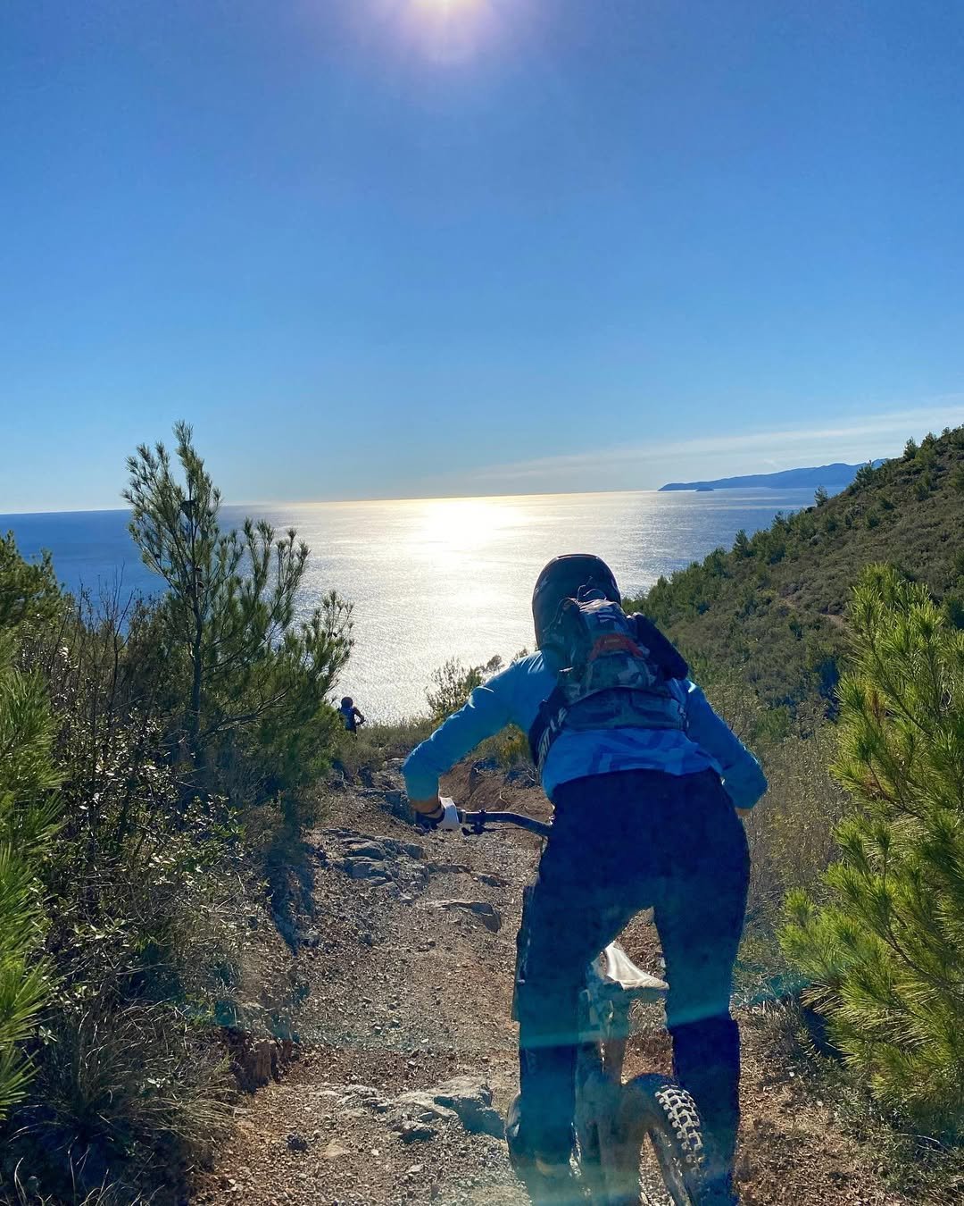 In to the sun… 🤙🏻🏄🏻_♂️☀️.@mountainbikecoach @mtbcoach.racingteam @bikedevilz @schnurrtech @s.jpg