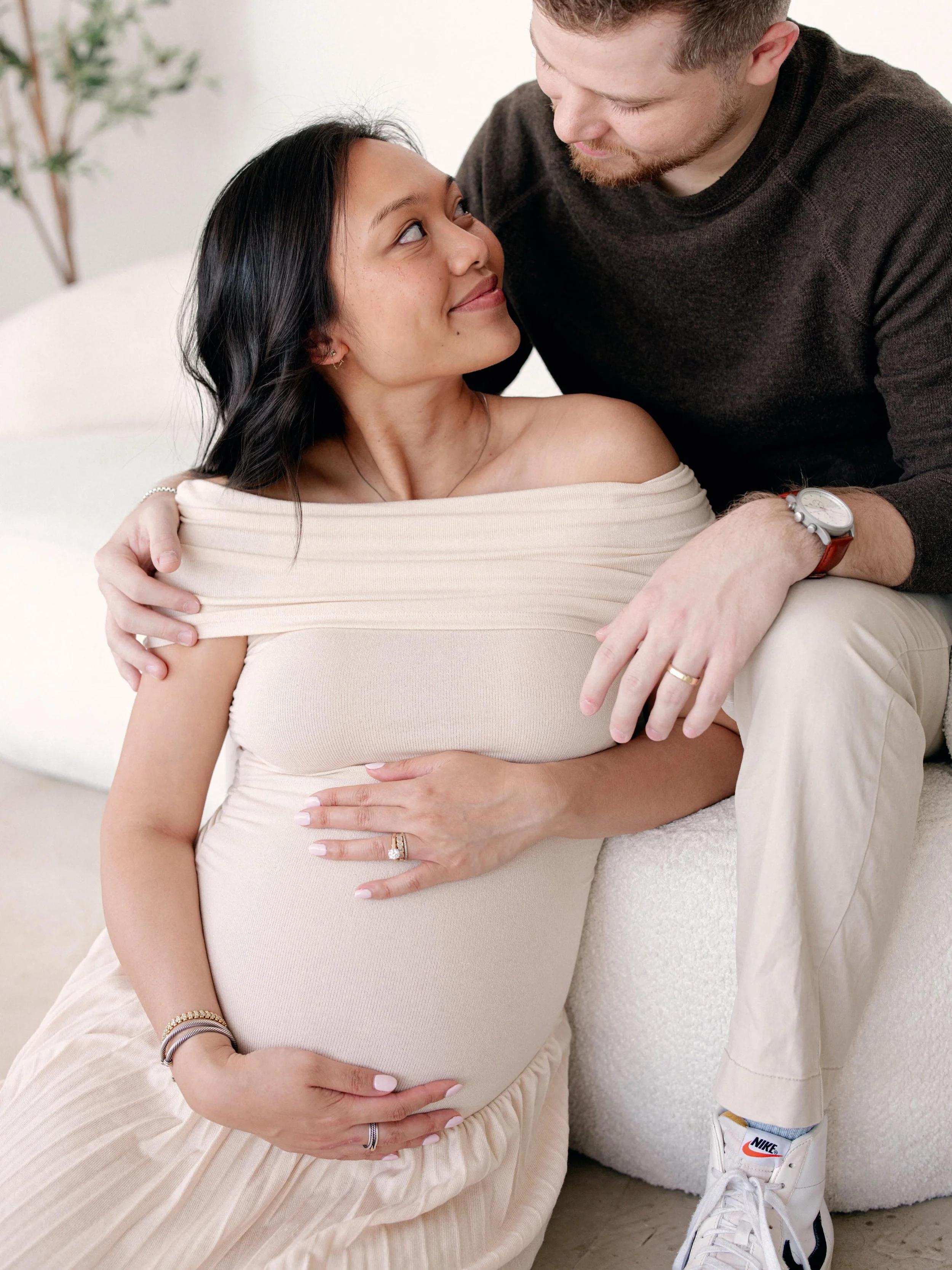 I had such a fun time getting to meet Mia &amp; Alec for these maternity photos 🌷🩷 baby is cooking until June!! 

#maternity #maternityphoto #photographernj #njphotography