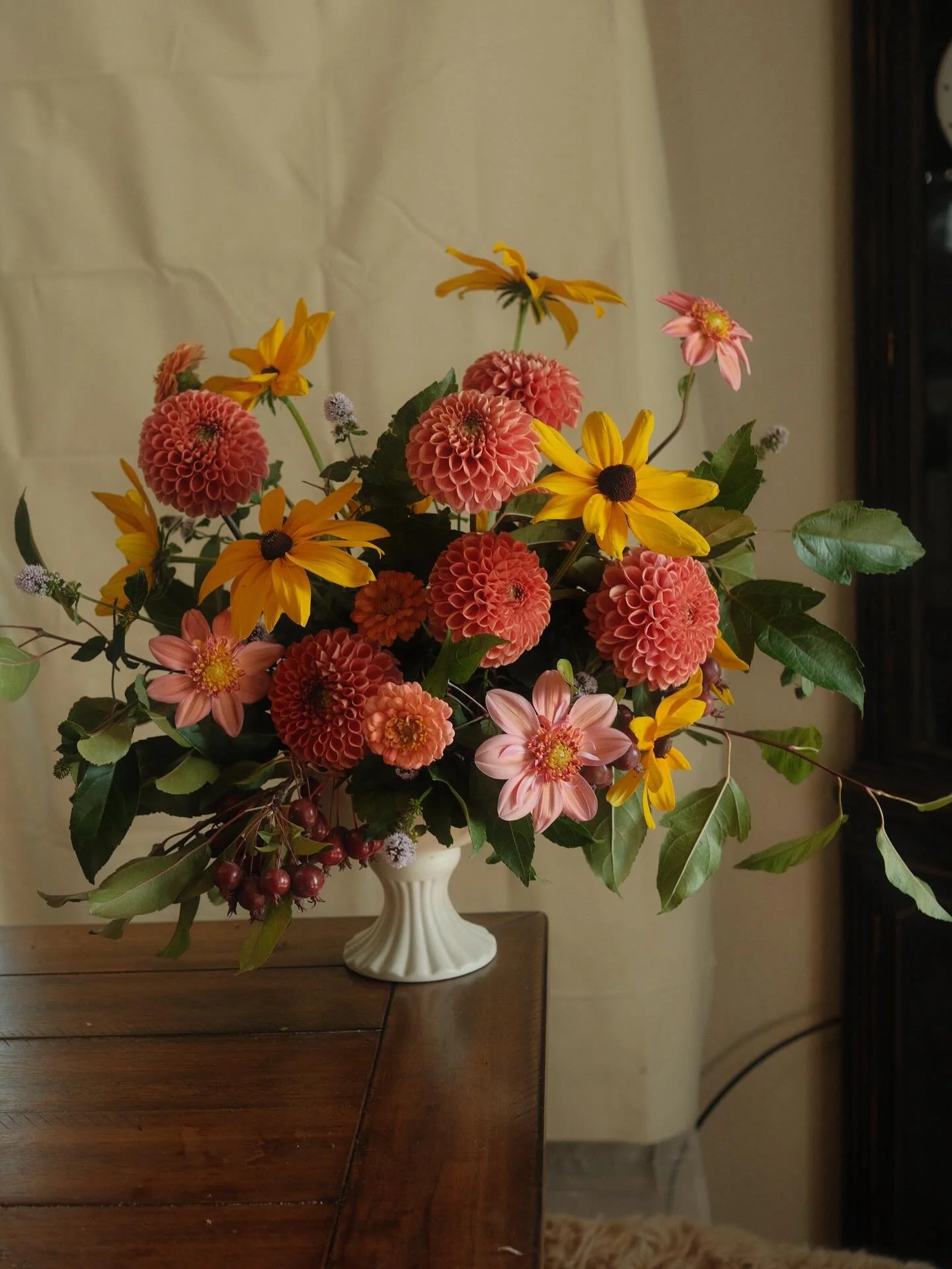September 1st is here🍂, and I&rsquo;m officially ready for fall 🧡🌼 This arrangement feels like the perfect transition&mdash;summer blooms mixed with a touch of fall foliage. This year was a big step forward for my garden, with more variety and col