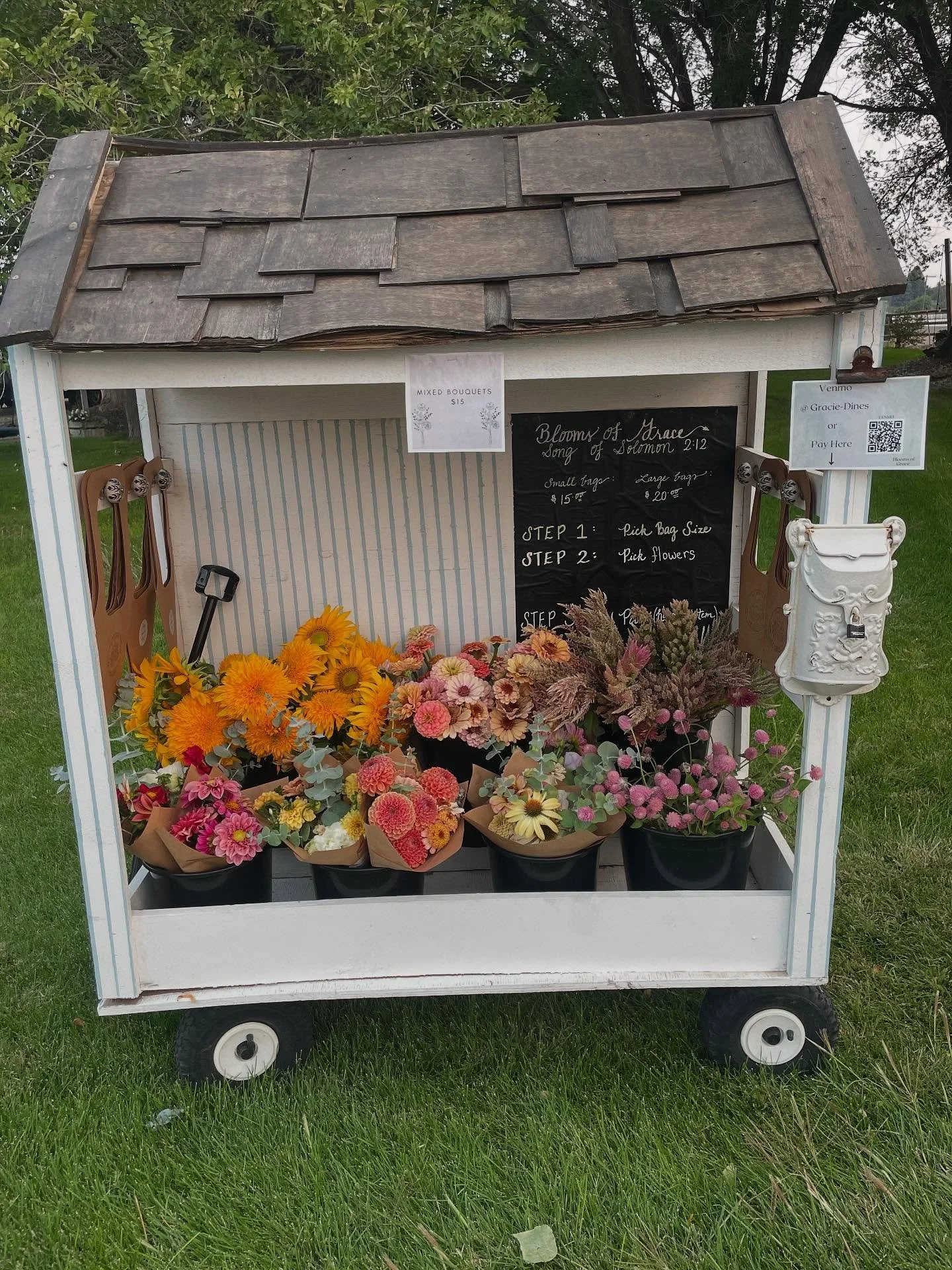 Flower cart is ready! Come get them early while their fresh🌻🌼