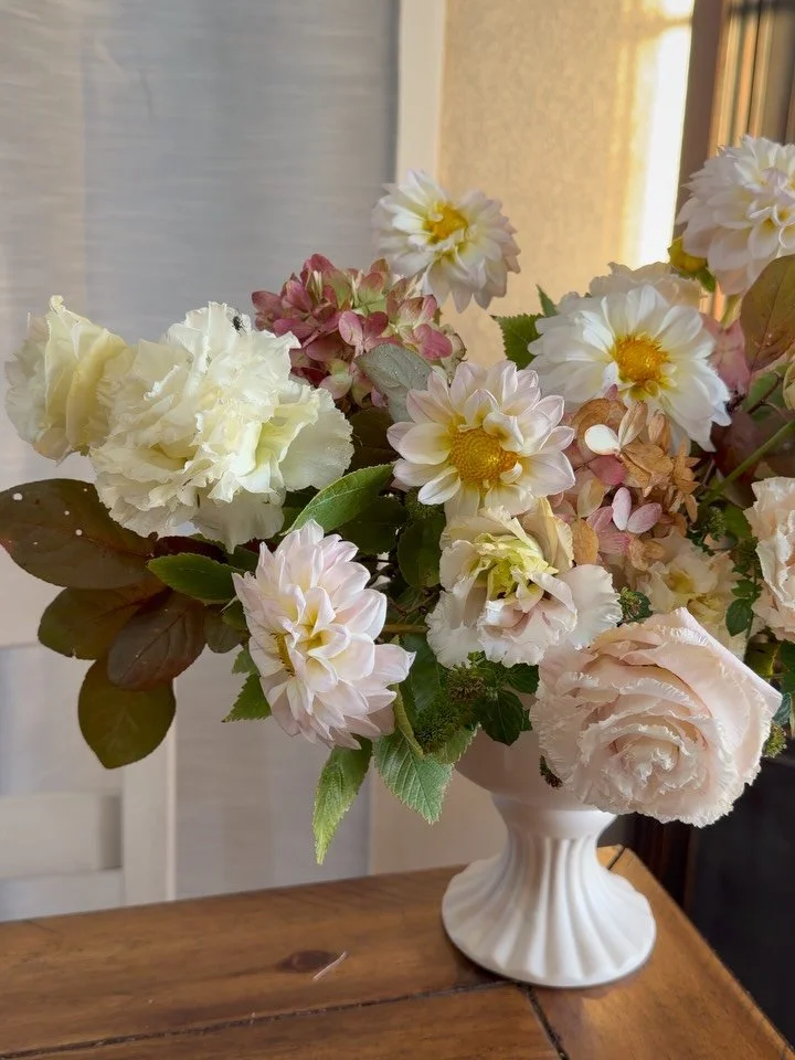 Working with nature ✨🍂

I think this might be my last arrangement from the garden for the 2025 season. I&rsquo;ve really been focusing on getting outside and finding inspiration in whatever I can. It&rsquo;s been such a joy to work with the changing