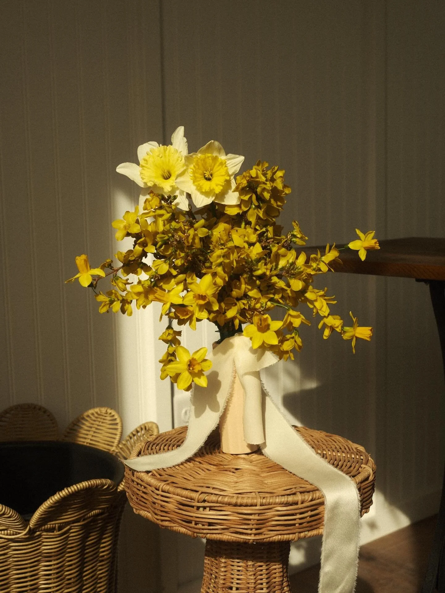 I am so excited for flower season 🌼💛

Maybe a little too excited&hellip; I couldn&rsquo;t resist putting together a small bouquet with some early spring blooms. Things are just starting to wake up, and I&rsquo;ve been itching to create something!

