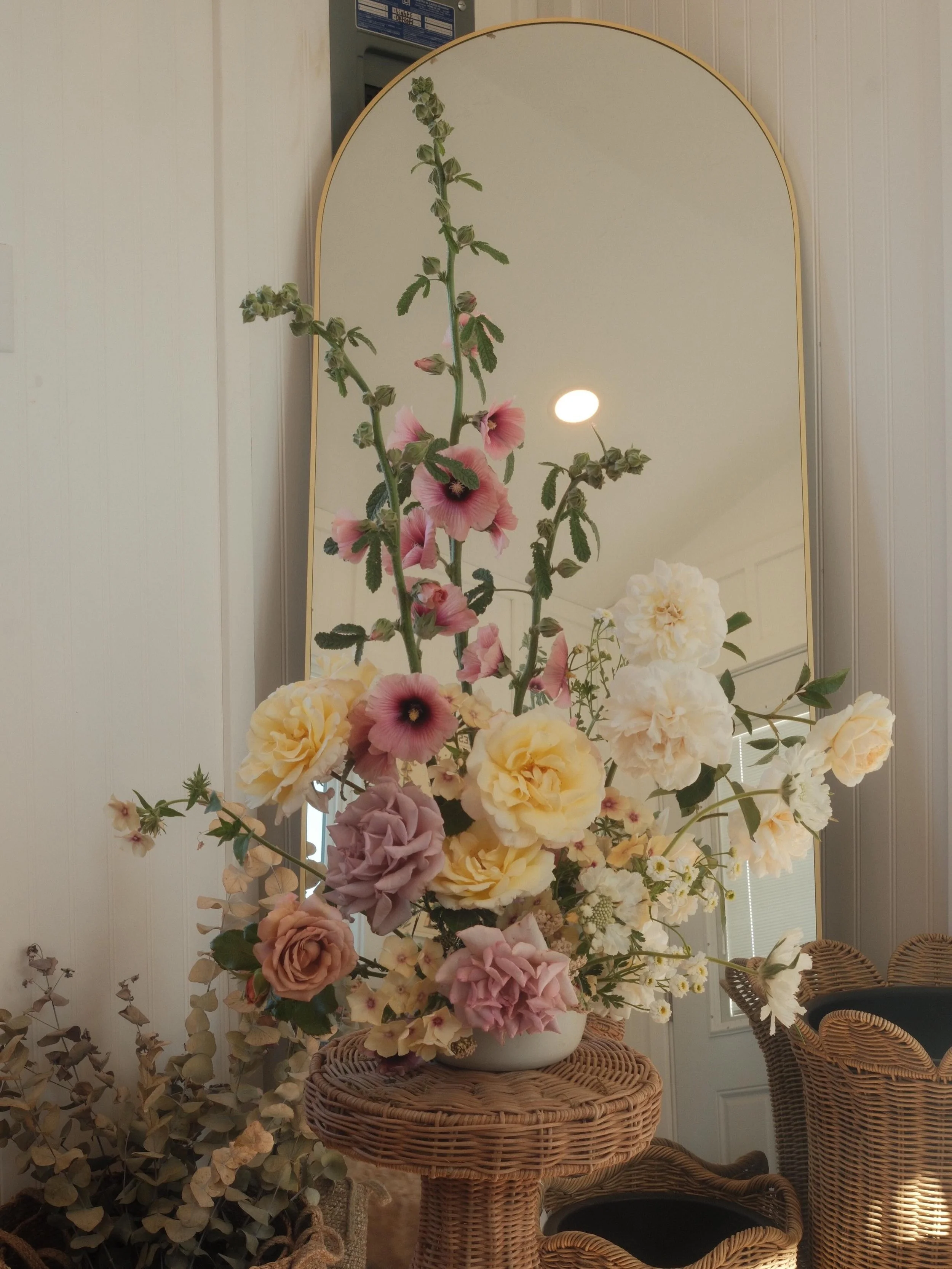 It&rsquo;s the garden roses time to shine✨ 

I should&rsquo;ve been weeding when I made this but sometimes you just need to do the thing that makes you push through all the weeding:) This is how life has been lately overwhelming with a lot of overgro