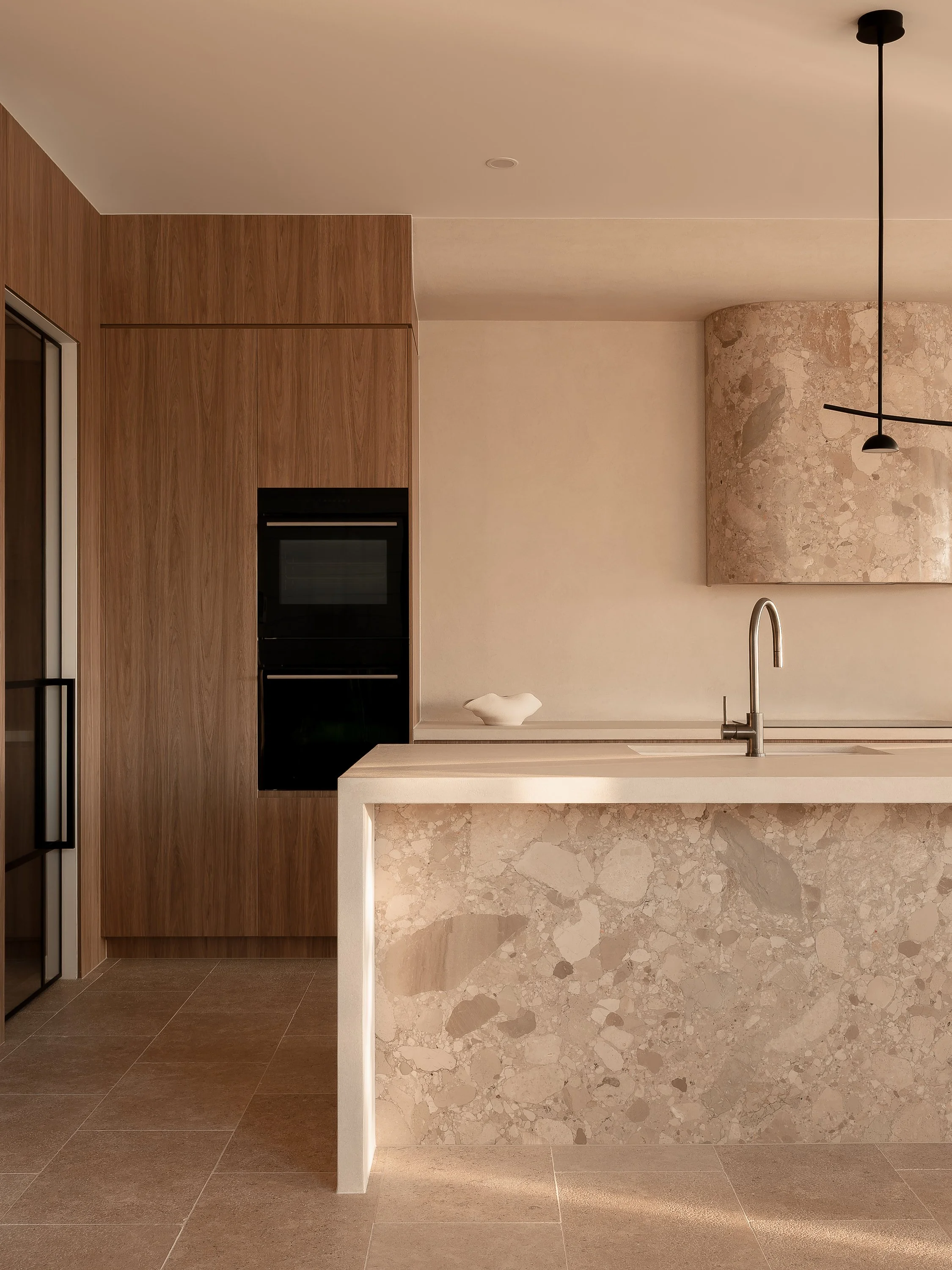 Gold Coast photographer, 
wingspan Kitchen finestone and realistic fitouts