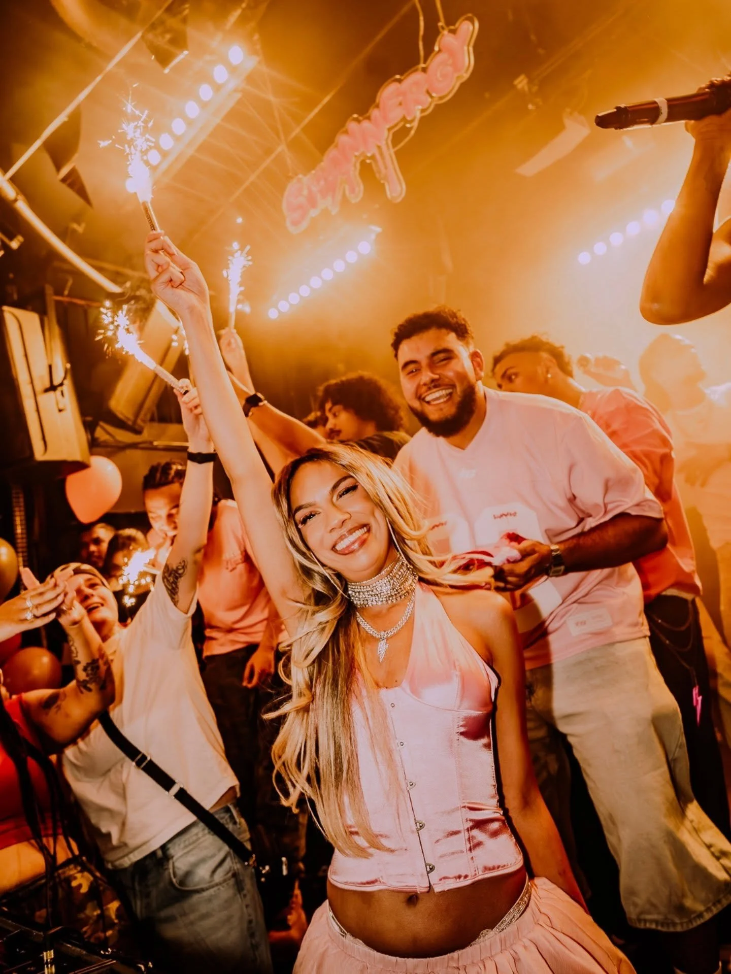 Captured the @dj.shann Bdaybash at @shann.ergy 🤩🥳
Shot in @bitterzoet
-
-
-
-
-
#eventphotographer #evenphotography #shannergy #bitterzoet #boekmevoorjefeestje