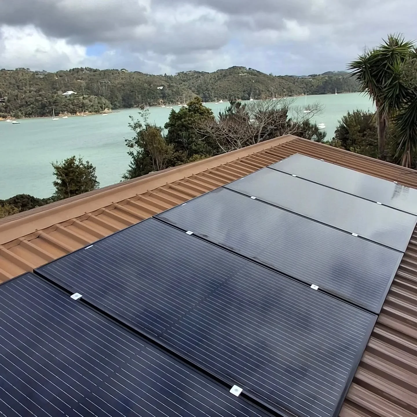 ⚠️ Challenges in Coastal Areas

&middot; Salt Accumulation: Coastal areas are prone to salt spray from the ocean, which can form a conductive layer on panels, leading to micro-arcing, corrosion, and reduced efficiency. This residue is more adhesive a