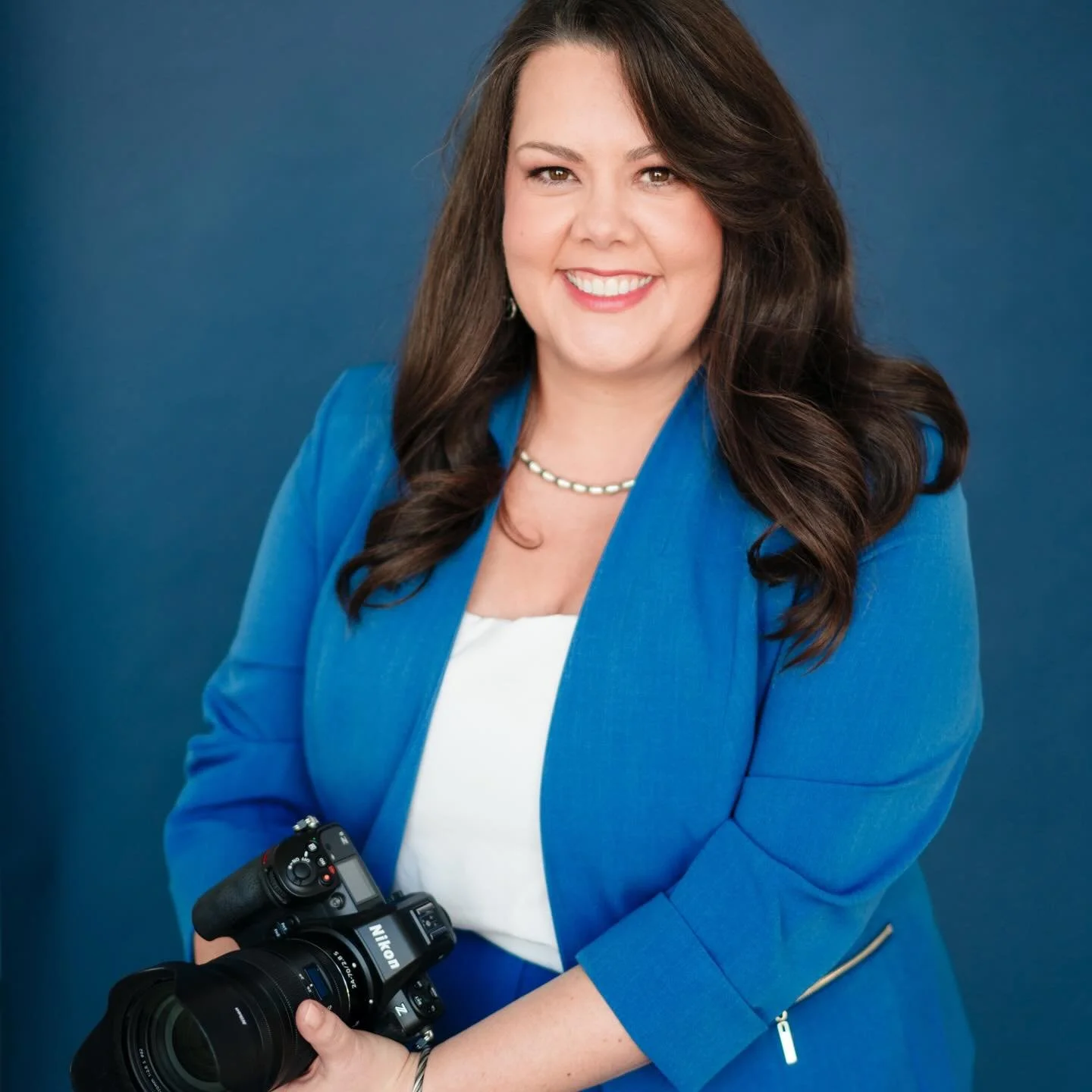 Hi, I&rsquo;m Jennifer 👋🏼
⠀⠀⠀⠀⠀⠀⠀⠀⠀
If you&rsquo;re new here, welcome. If you&rsquo;ve been around awhile, thank you for sticking with me.
⠀⠀⠀⠀⠀⠀⠀⠀⠀
I&rsquo;ve spent over 15 years photographing moments that matter, and this year feels like a turnin