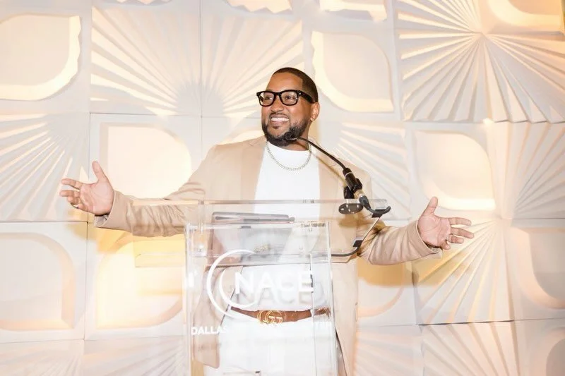 The stage tells the story.

Not just the speech&hellip;
but the glance to the table
the nervous smile
the moment it finally sinks in

And then&hellip; the reaction 🤍

That&rsquo;s what I&rsquo;m always looking for.

Because the real magic isn&rsquo;