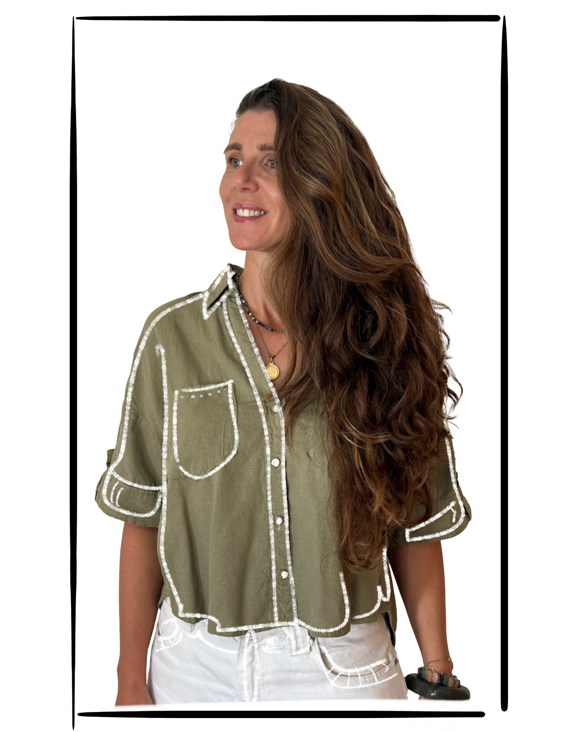 Mulher com cabelo longo, vestindo blusa de cor cáqui e calça branca, segurando um óculos, sorrindo.