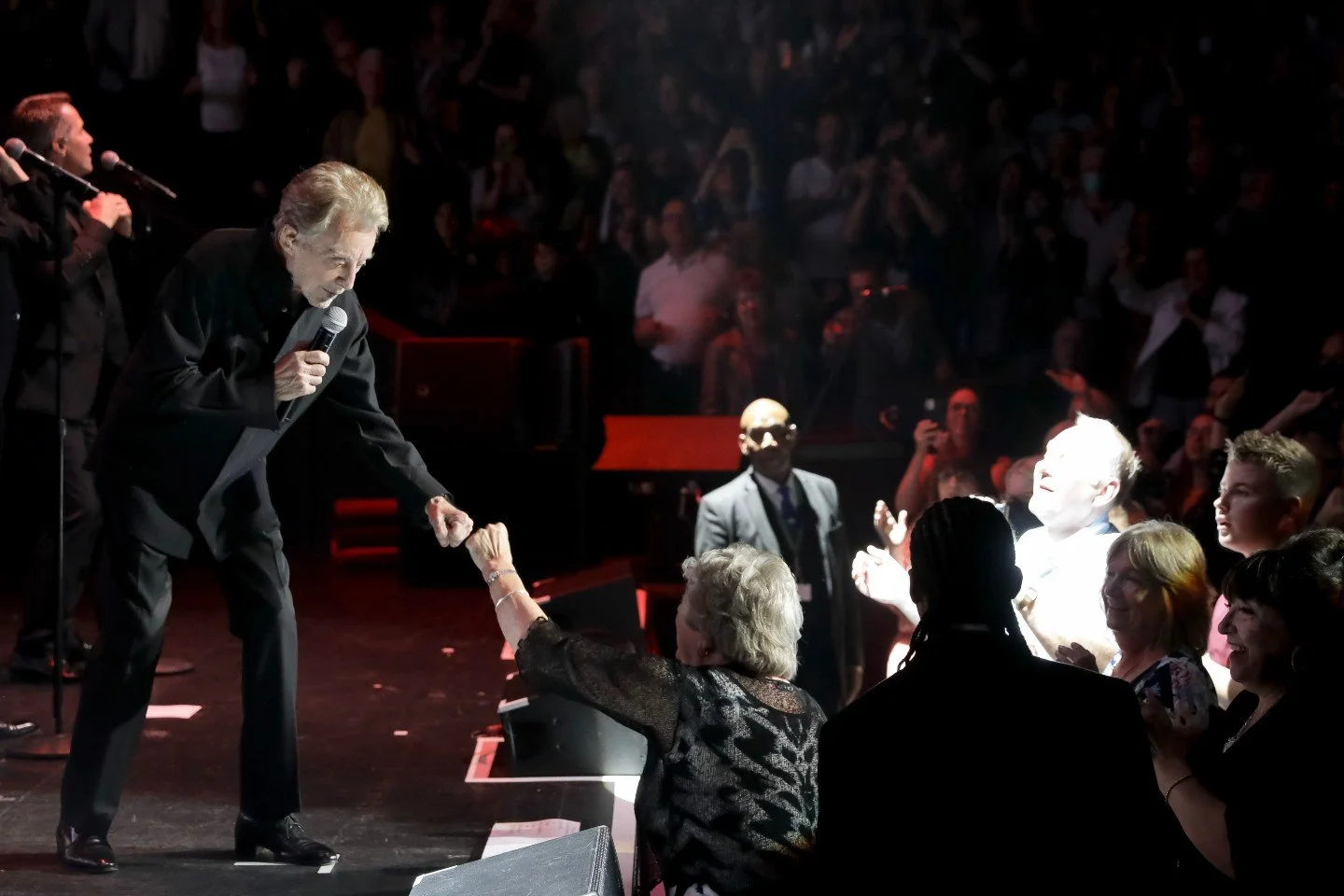 What a dream to be up close with Frankie Valli. From the biggest stages to the smallest gestures, he keeps it personal.

#frankievalli #thefourseasons #musiclegend #timelessmusic #classicvoice #legendaryperformance #musicicon #iconicartist #legendfil