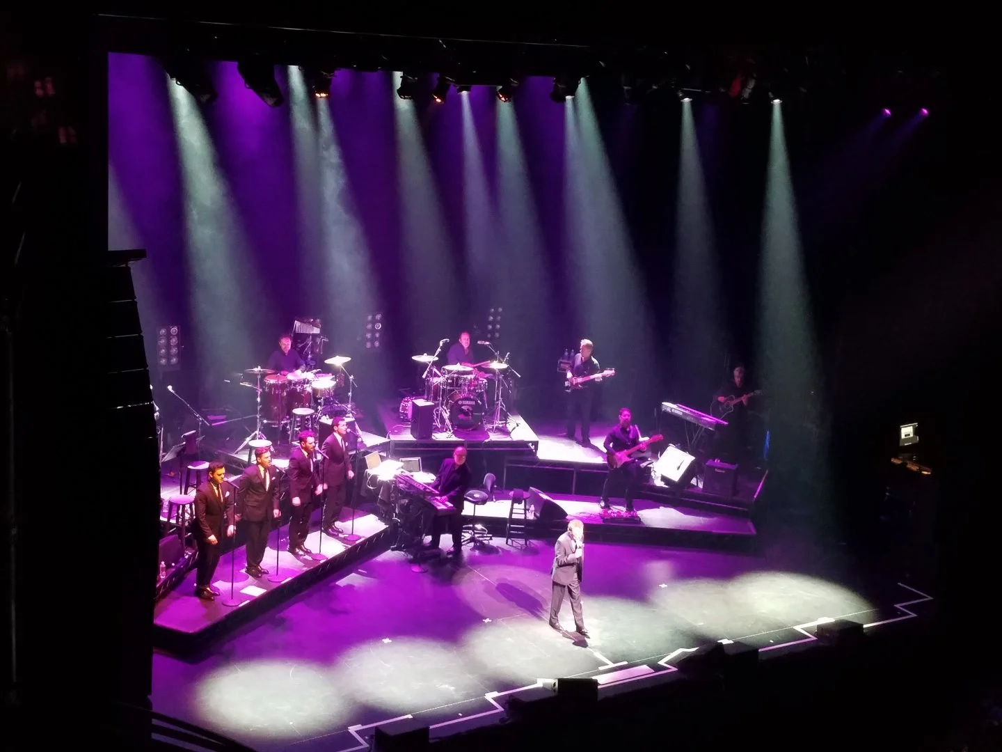 Catch Frankie lighting up the stage with smooth moves and timeless grooves! 

#legendaryperformance #musicicon #iconicartist #legendfiles #stillgotthemagic #radiocitymusichall #livemusic #concertphotography