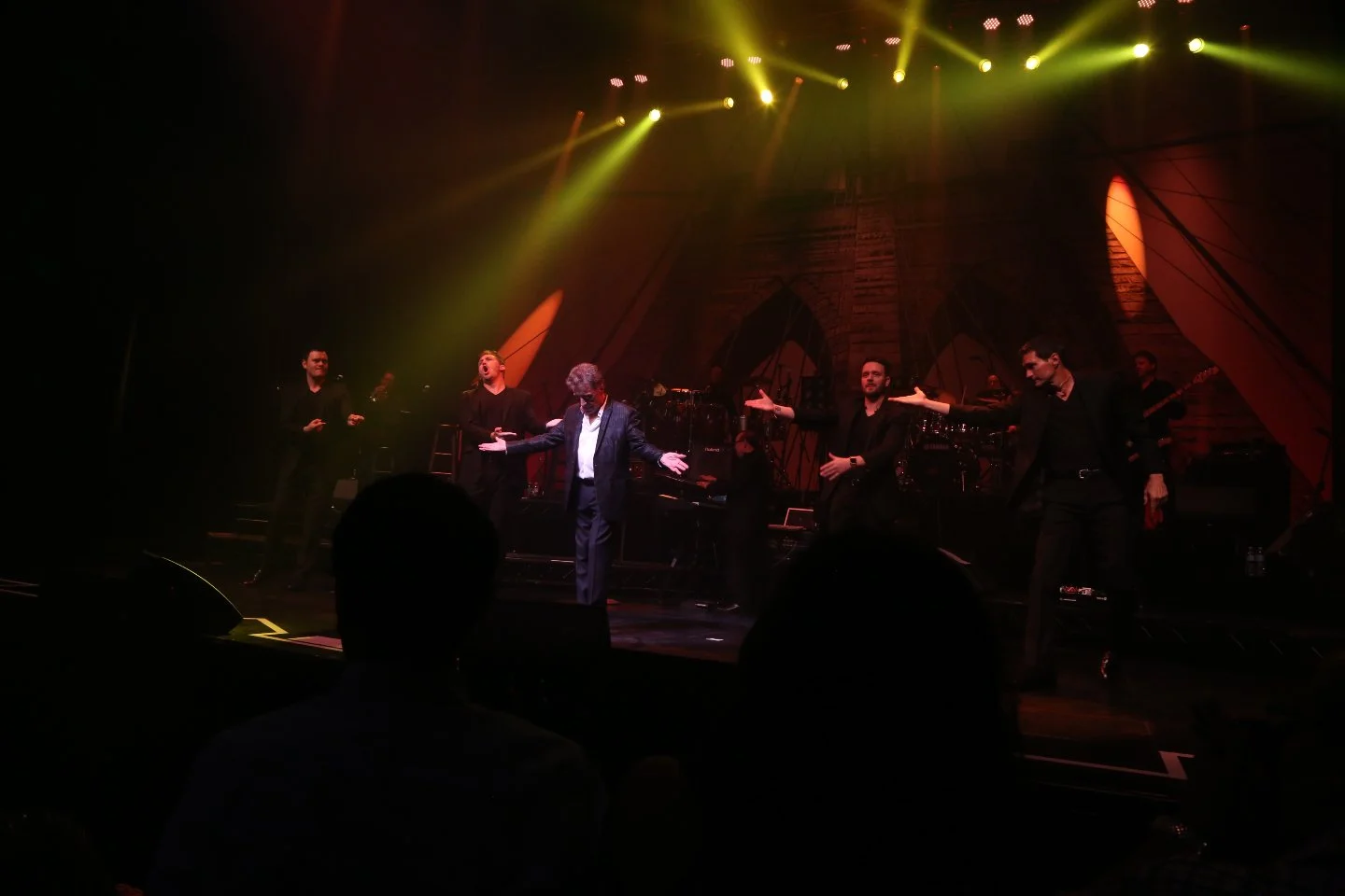 Proof that true greatness comes with humility in every gesture.

#legendaryperformance #musicicon #iconicartist #legendfiles #stillgotthemagic #radiocitymusichall #livemusic #concertphotography

📷: Bruce Glikas