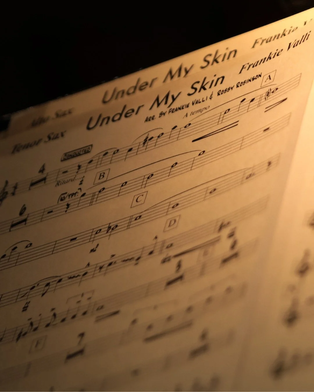 Before a tour or a rehearsal, arrangements are locked on paper. Tempo, structure, and transitions are decided long before the first note is sung on stage. What audiences experience as effortless starts with careful preparation. This is part of that p