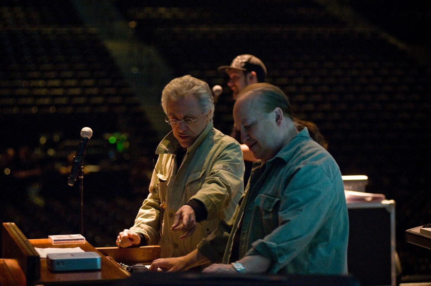 After decades of shows, the details still matter.

#FrankieValli #TheFourSeasons #Soundcheck #Rehearsal #MusicProcess #Songcraft #LiveMusic