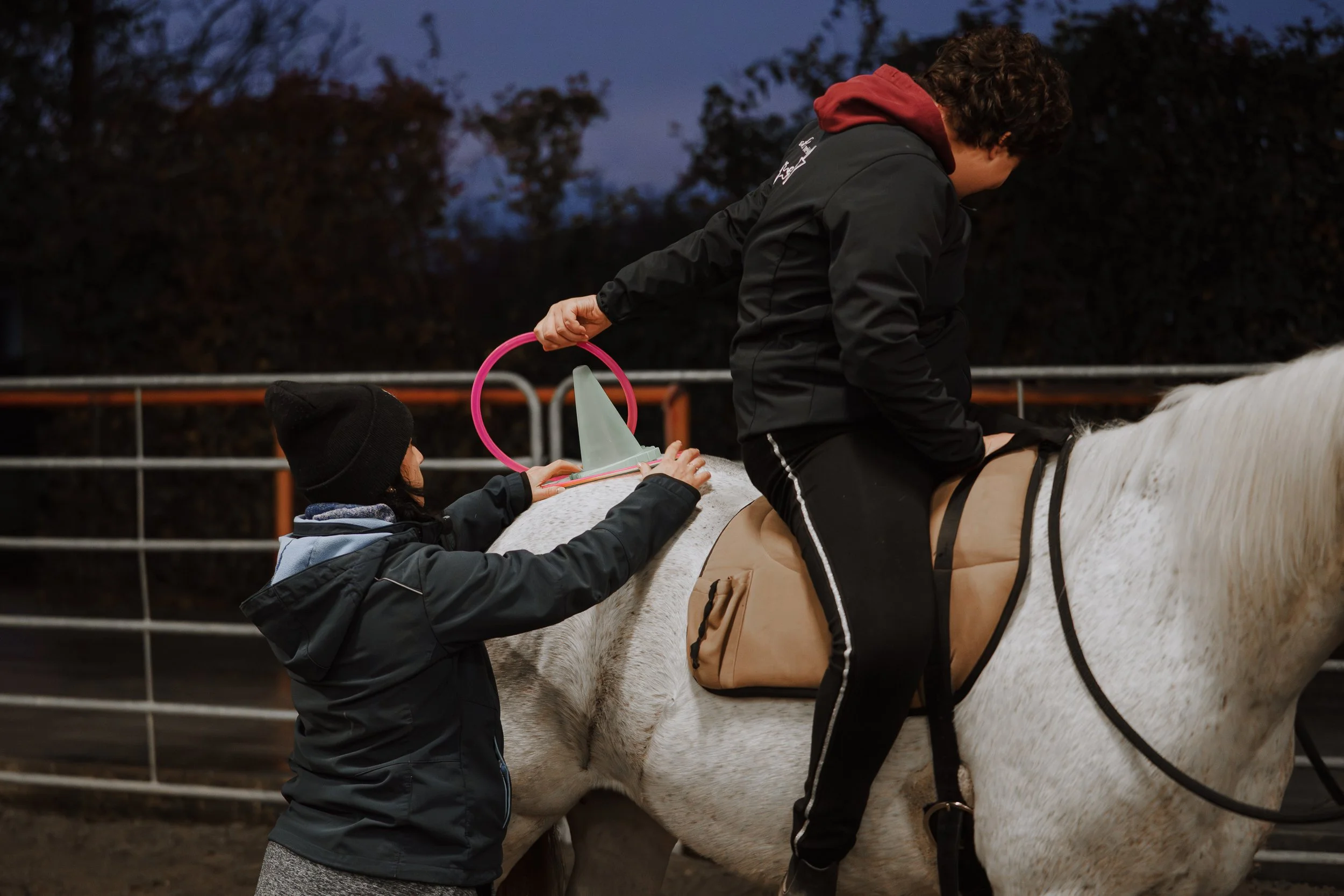 Un bambino a cavallo durante un incontro di pet therapy