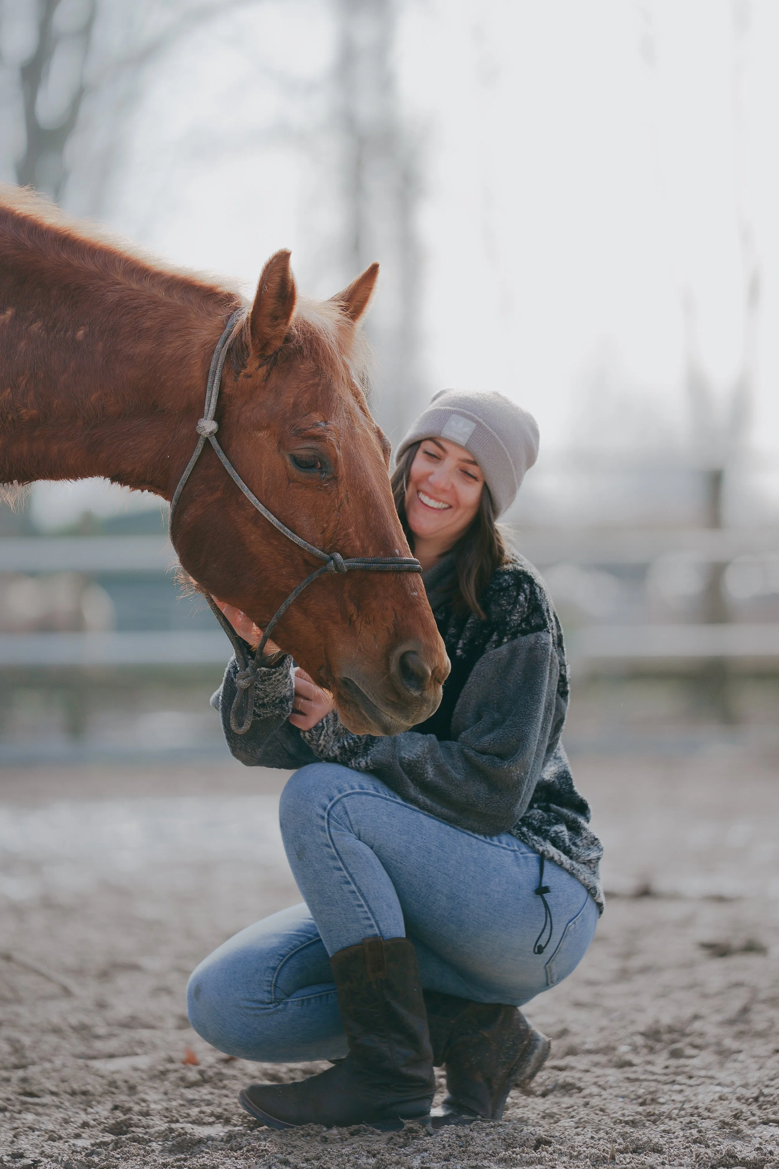 Silvia Gambarotto mentre accarezza un cavallo