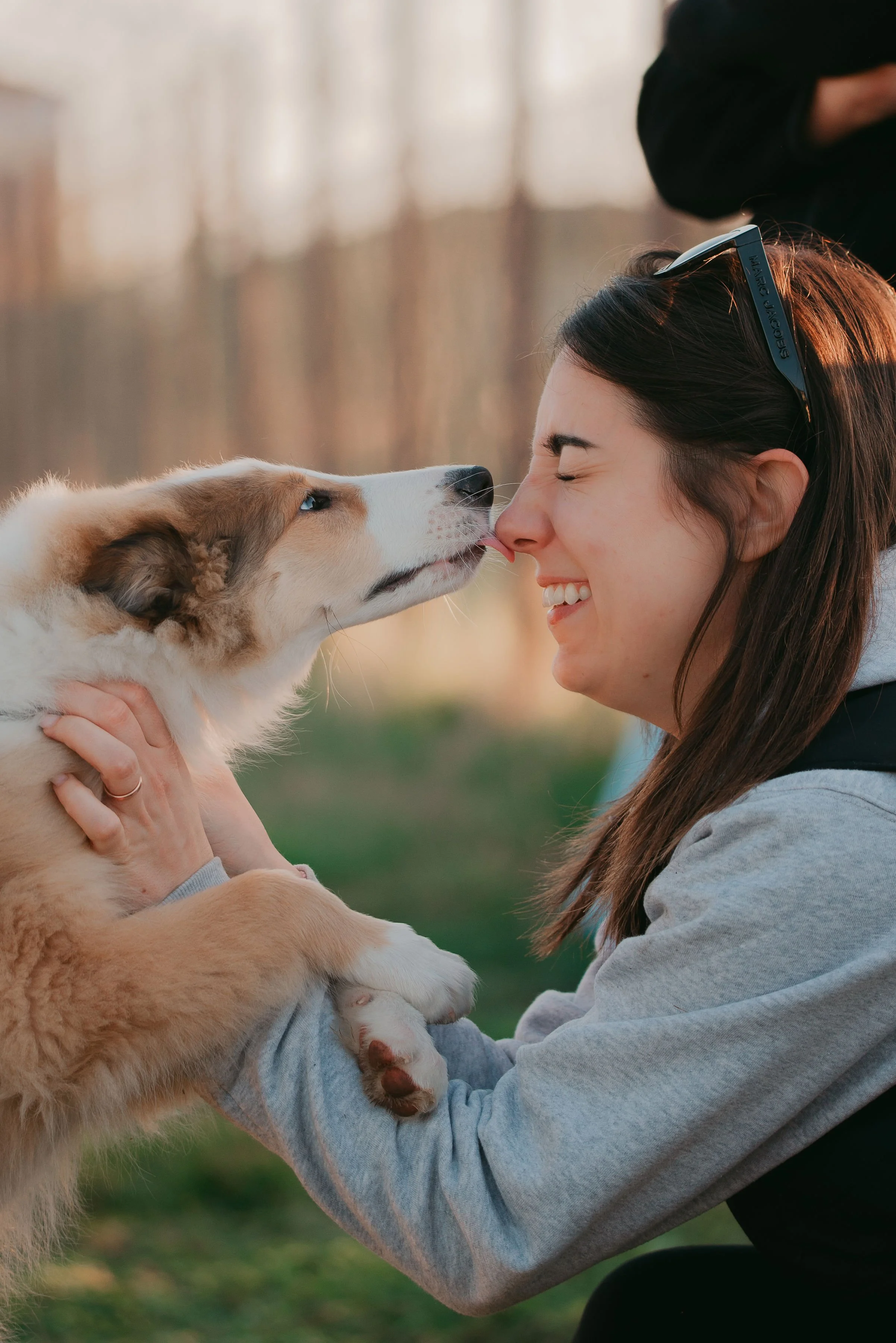 Donna che gioca con un cucciolo di cane