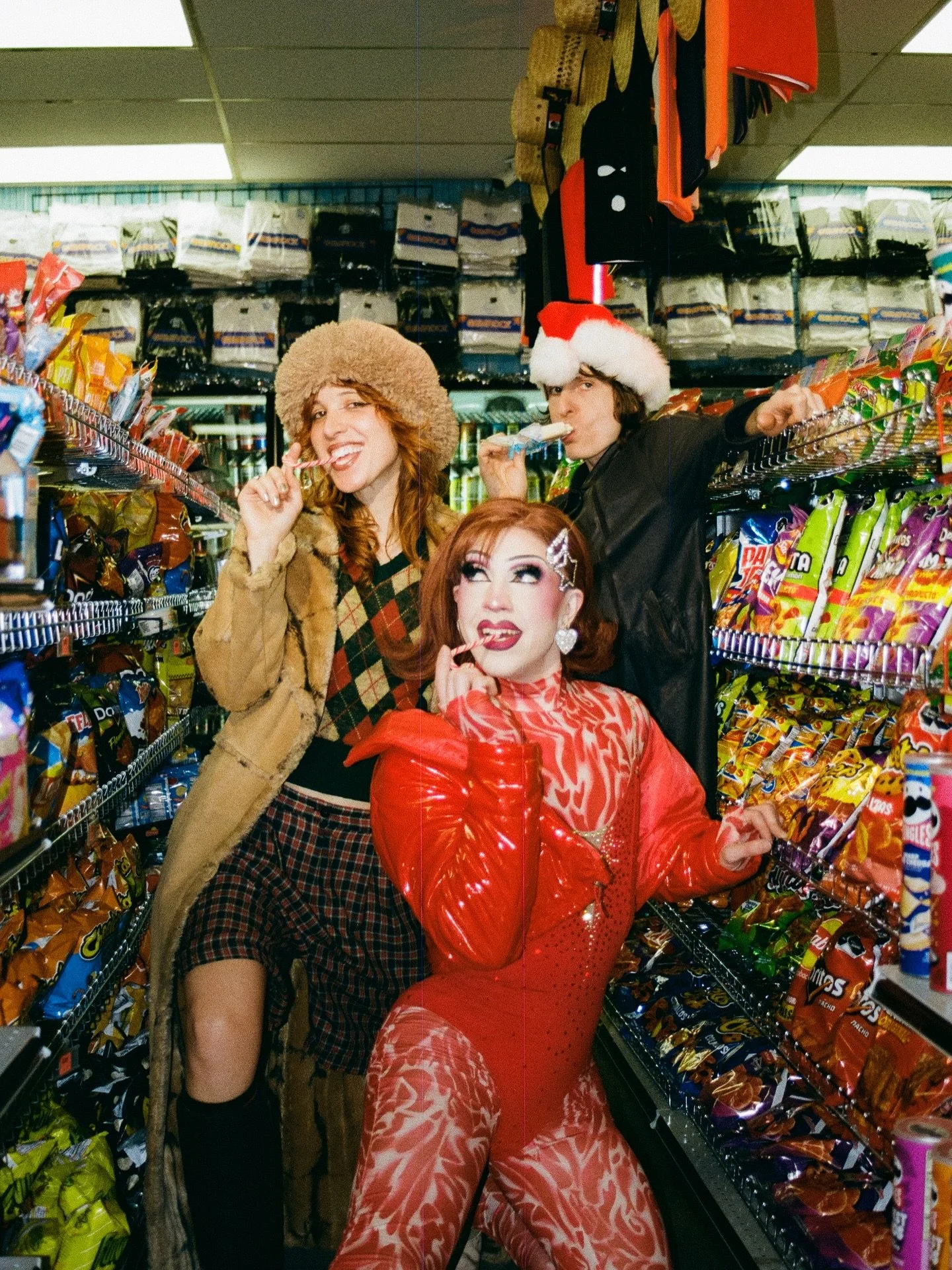 making our christmas dreams a reality 🎅🏻 we started writing these singles THE DAY after we submitted Fate Euphoric masters to the vinyl press &amp; shot this video with glamazon @virginia_tea_marxx THE DAY after our Nov tour ended 🌖

it was such a