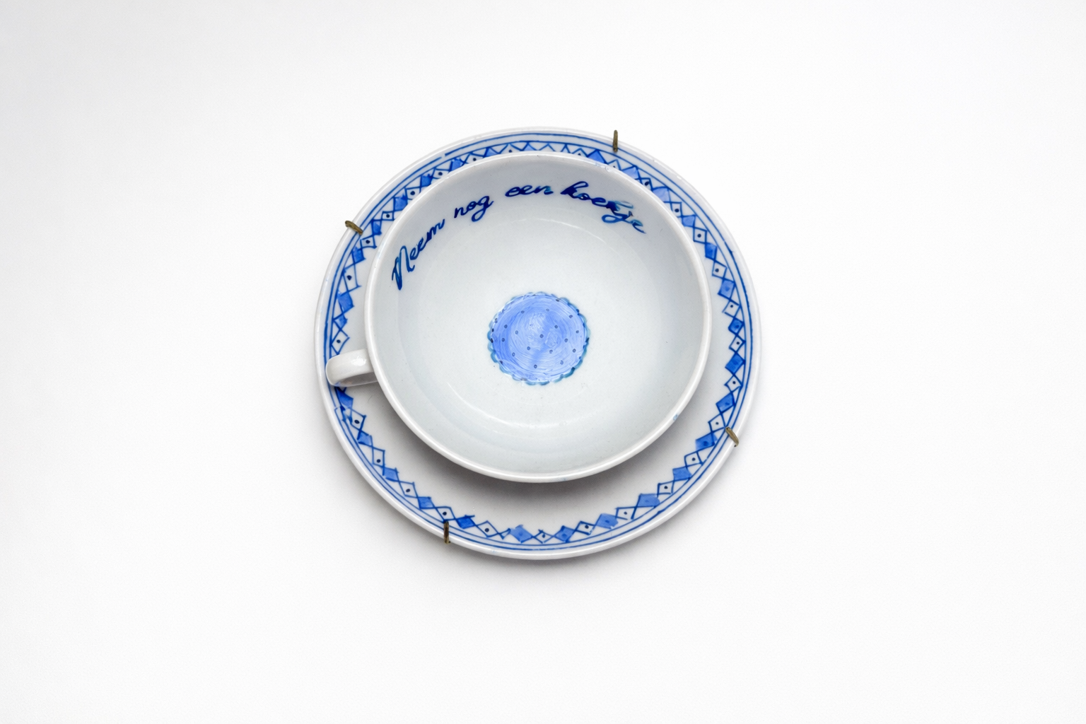 Abby Junge · Neem nog een koekje, oude borden, handbeschilderd met acrylverf en afgewerkt met beschermende vernis (uniek), €180