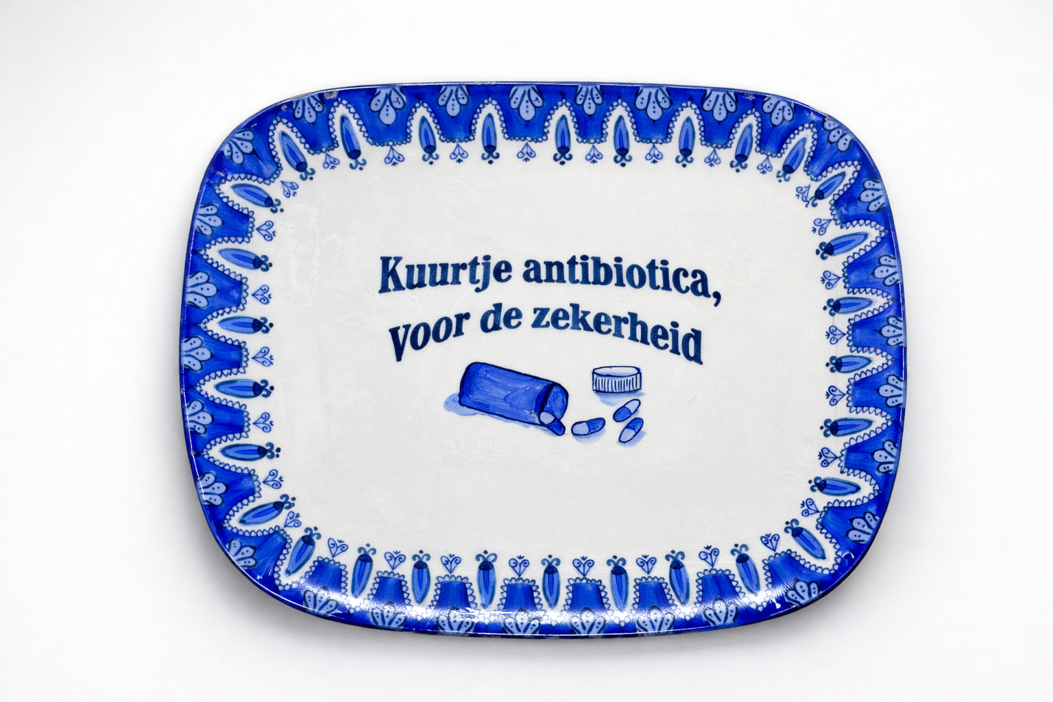 Abby Junge · Kuurtje antibiotica, oude borden, handbeschilderd met acrylverf en afgewerkt met beschermende vernis (uniek), €180