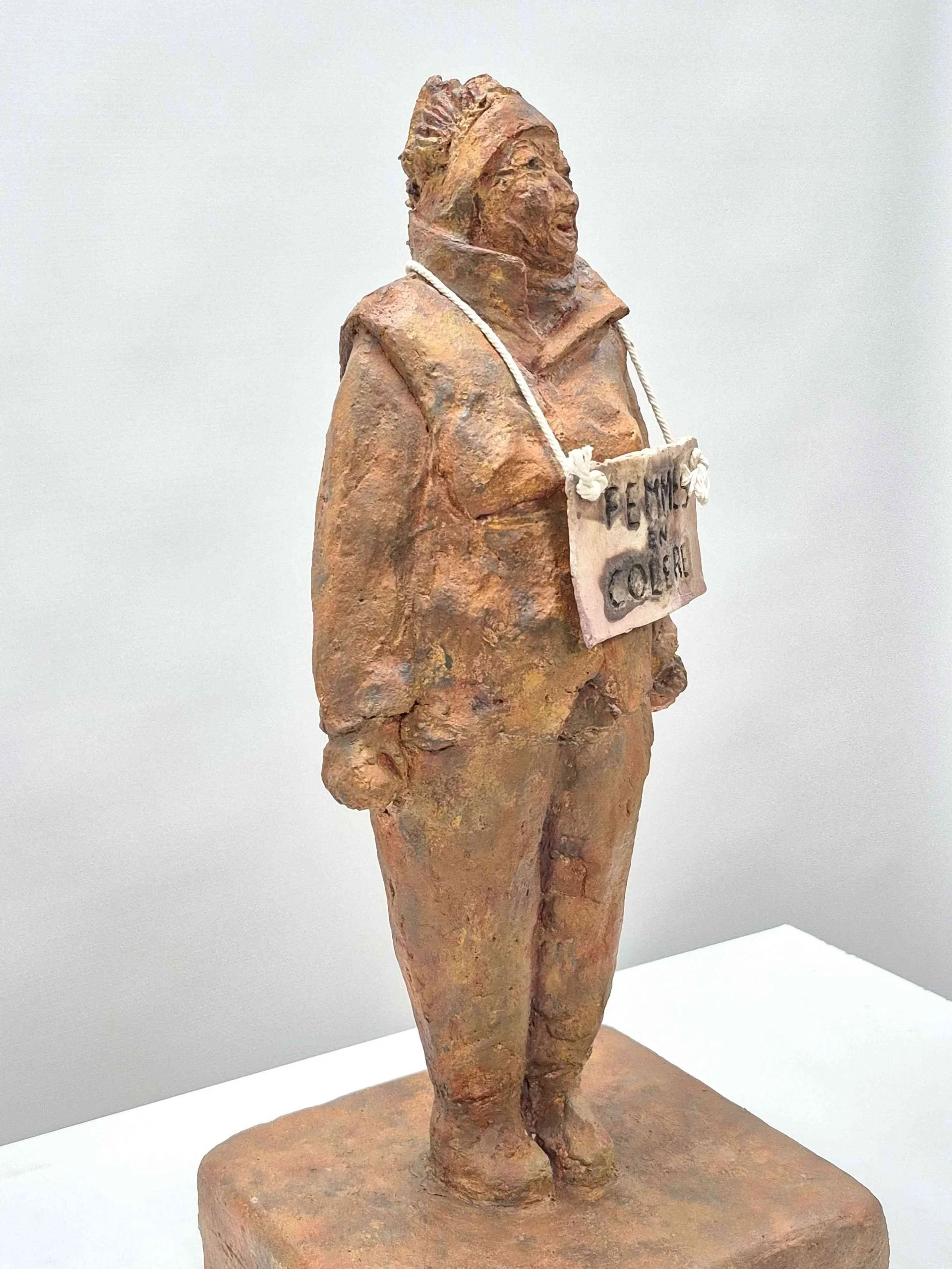 Francien de Jonge · Femme en colère, keramiek met roestpatine, 19 × 17 × 24 cm, €450