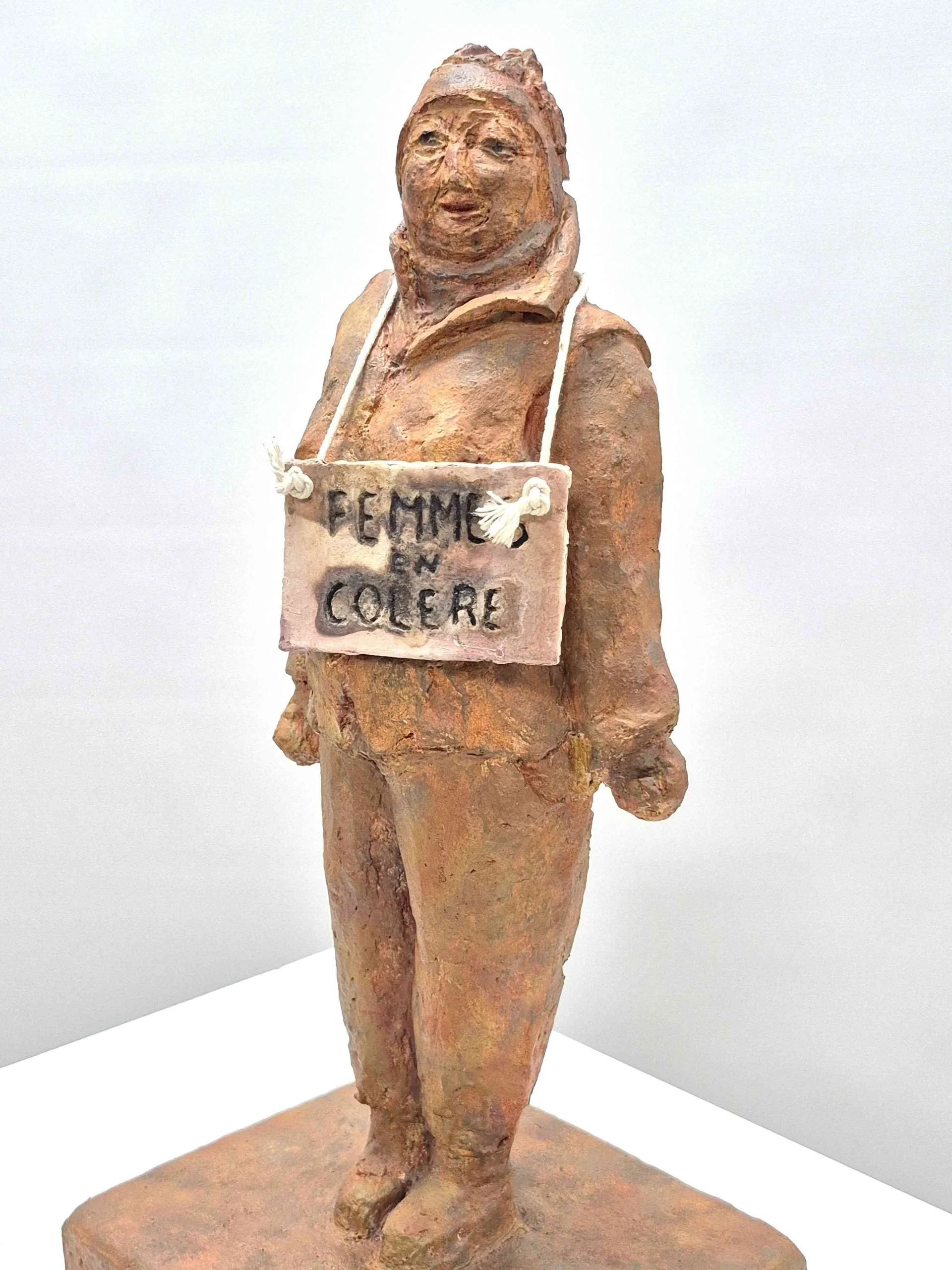 Francien de Jonge · Femme en colère, keramiek met roestpatine, 19 × 17 × 24 cm, €450