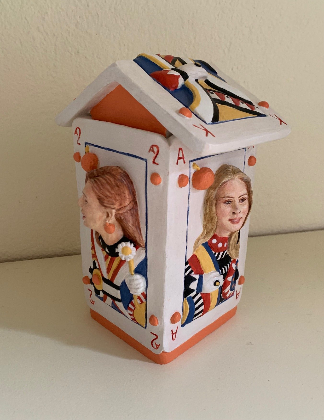 Karen Cantrell · Royal Flush, aardewerk (geglazuurd & beschilderd), 20 × 15 × 15 cm, €818
