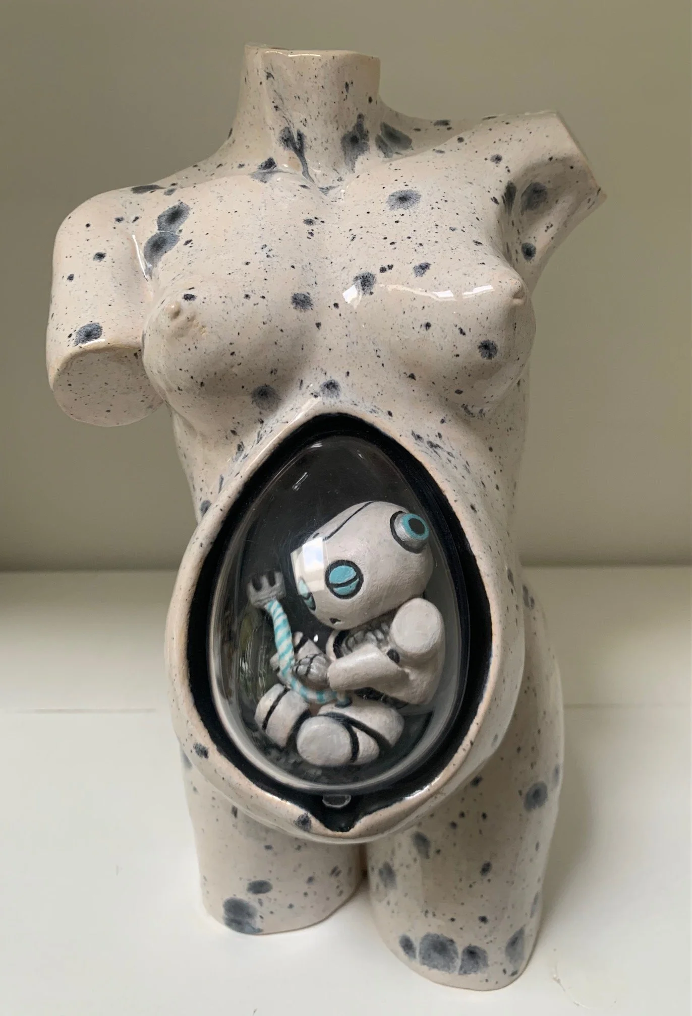 Karen Cantrell · Plug-in-Hybrid, aardewerk (geglazuurd & beschilderd), 30 × 16 × 17 cm, €818
