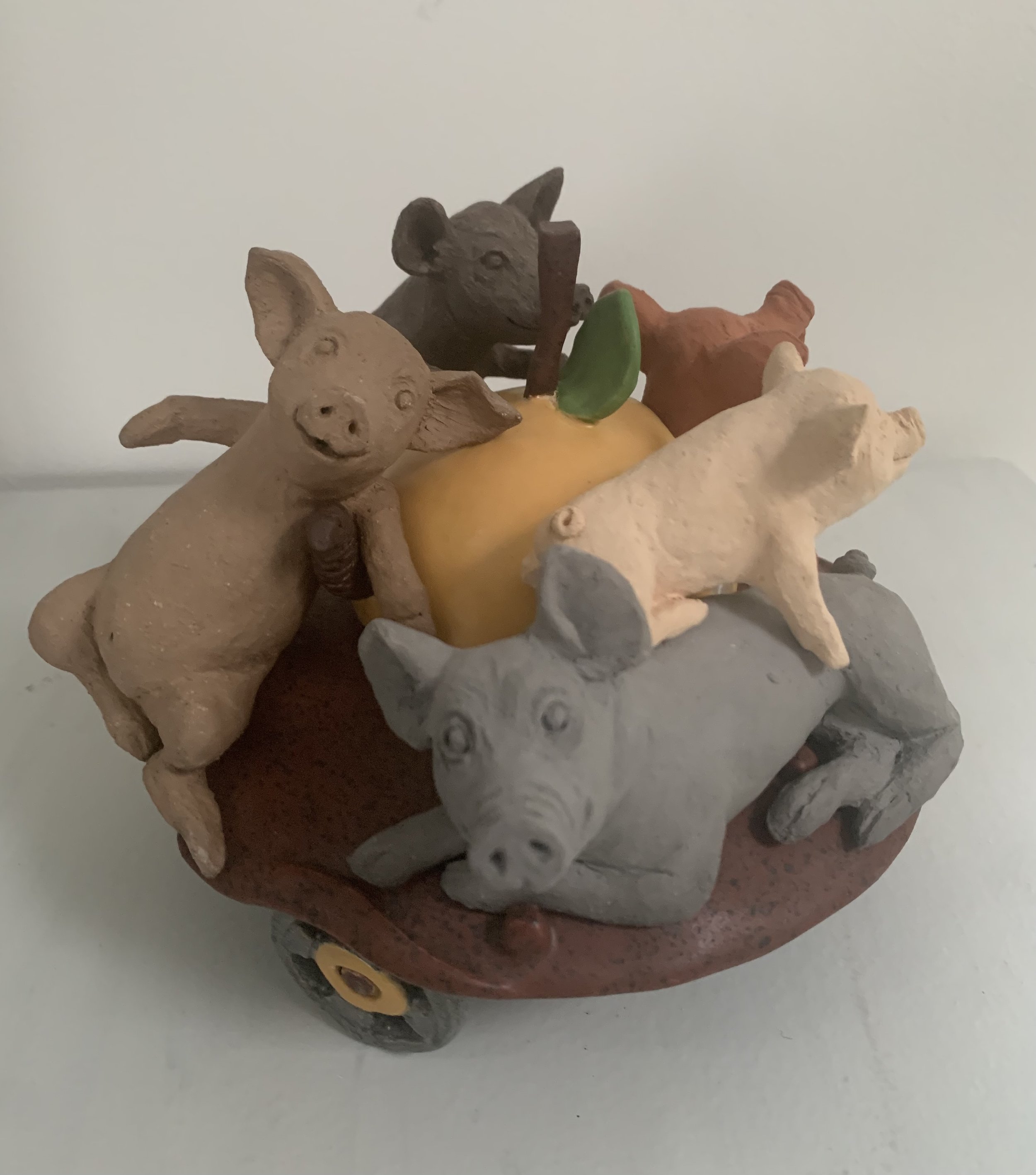 Karen Cantrell · Piggy go round, aardewerk, Ø 18 cm, €455