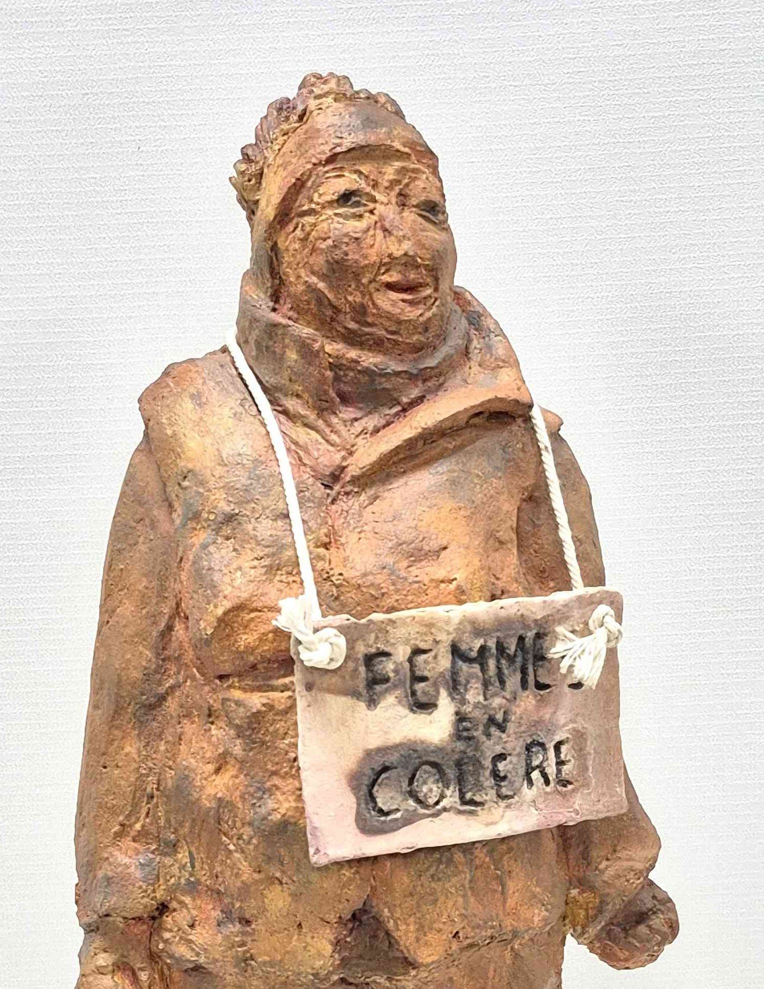 Francien de Jonge · Femme en colère, keramiek met roestpatine, 19 × 17 × 24 cm, €450