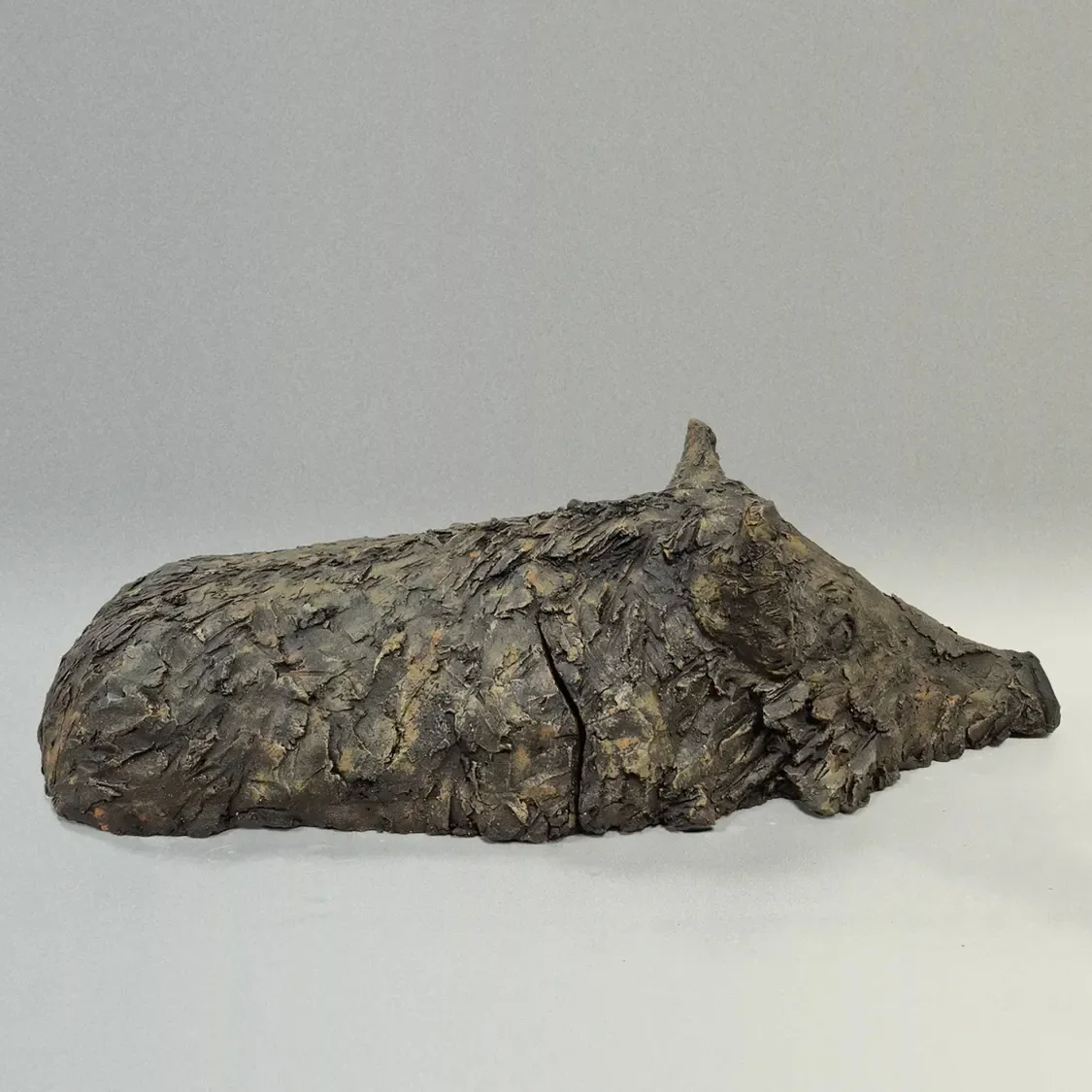 Blubbergeluk beeld van Francien de Jonge – keramiek met brons patine, 80x30 cm Laren