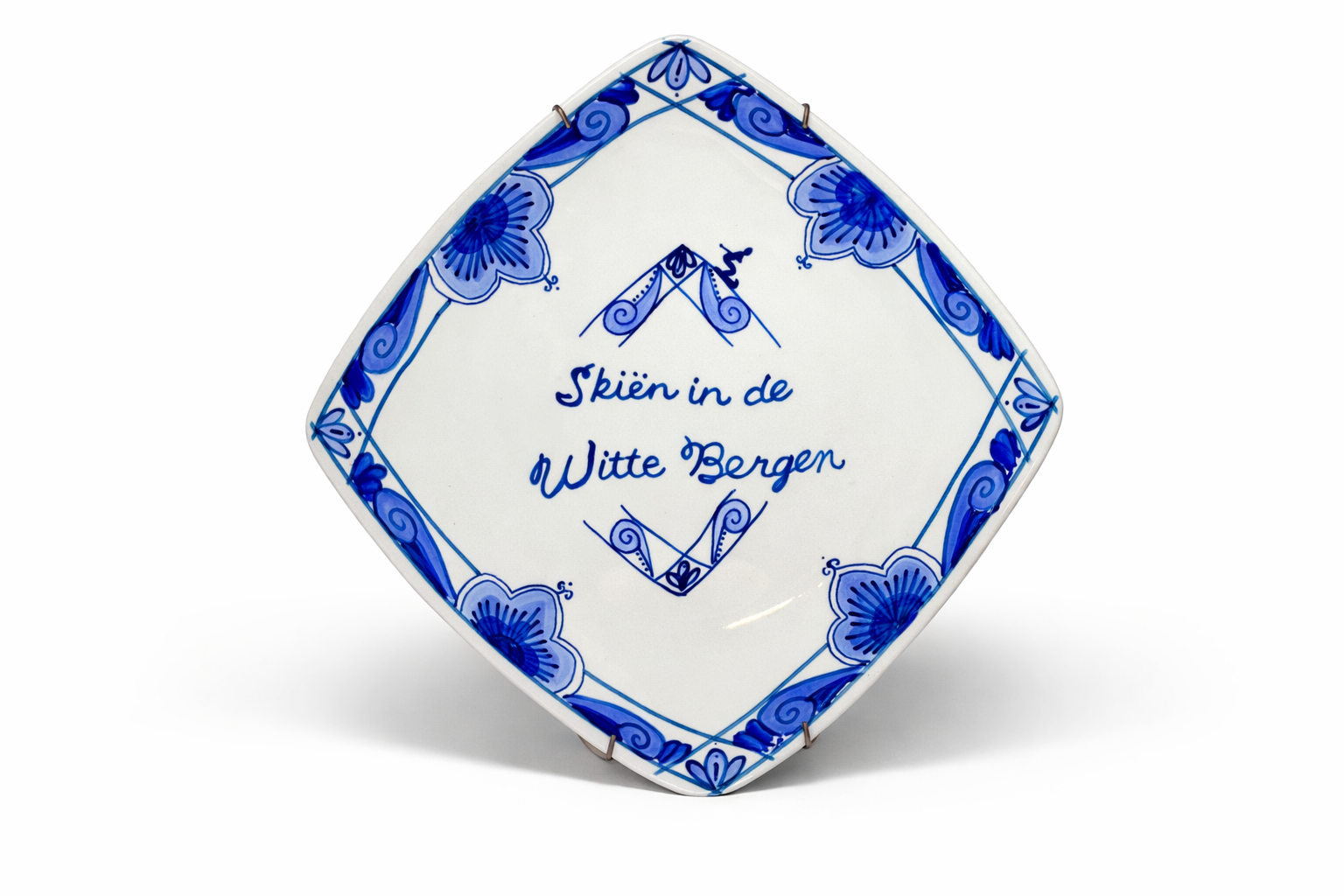 Abby Junge · Skiën in de Witte Bergen, oude borden, handbeschilderd met acrylverf en afgewerkt met beschermende vernis (uniek), €180
