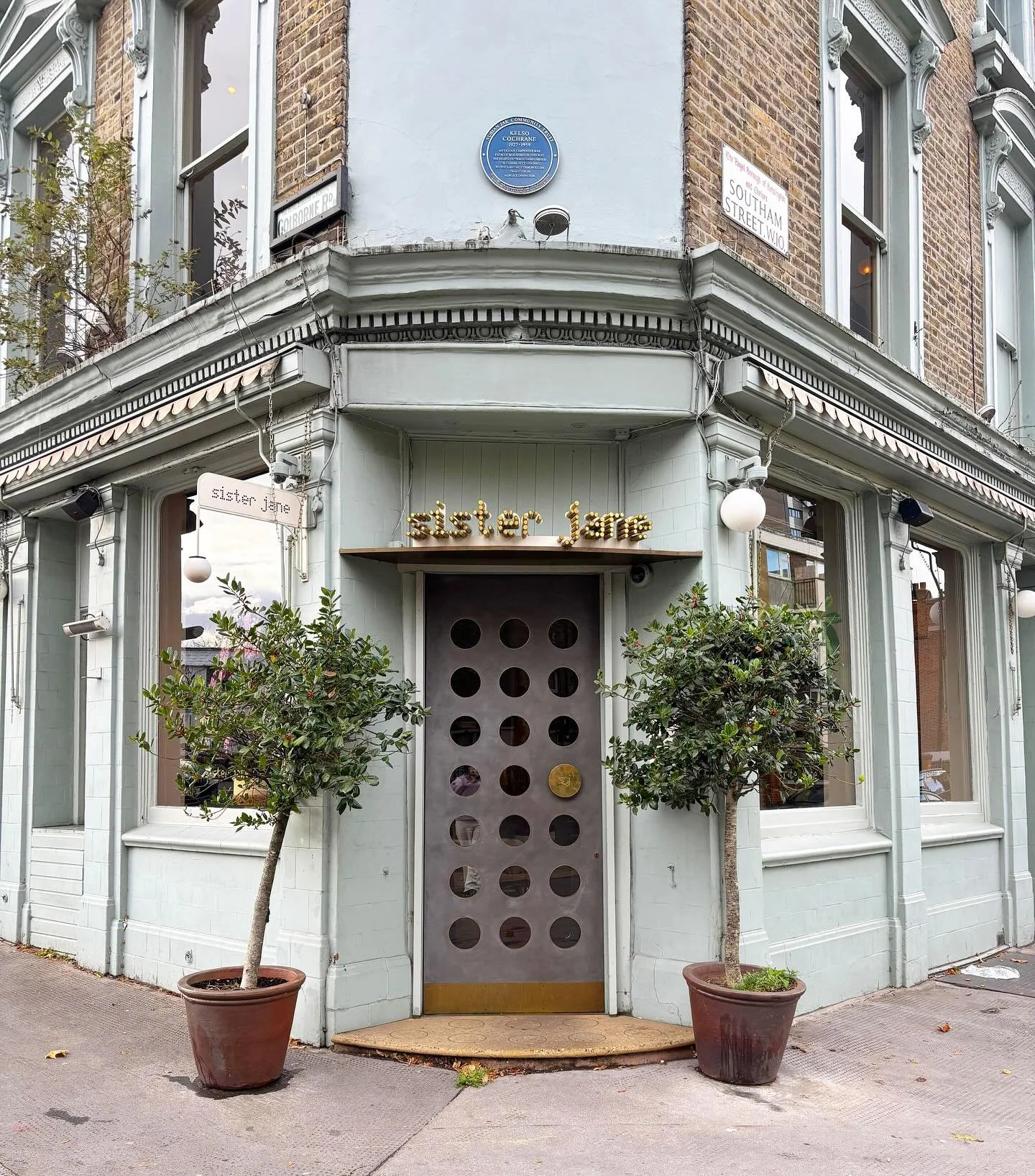 Photo diary - A week in pictures with the 2020 VIP Team 📸 
~ Appointments at the beautiful Sister Jane Townhouse @dreamsisterjane 
~ Hulu&rsquo;ing at the &lsquo;All&rsquo;s Fair&rsquo; London premiere 
~ An aesthetically pleasing lunch refuel @ness