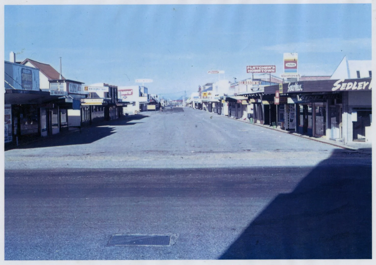 “Looking down Seaview Road, New Brighton” by Antonius (Tony) de Vries, 1980s. Licensed under CC BY-NC-ND 3.0 NZ. Source: Christchurch City Libraries – Canterbury Stories.