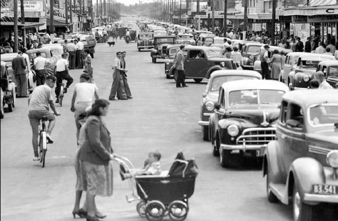 Main Street 1952 - Just a typical Saturday in New Brighton.