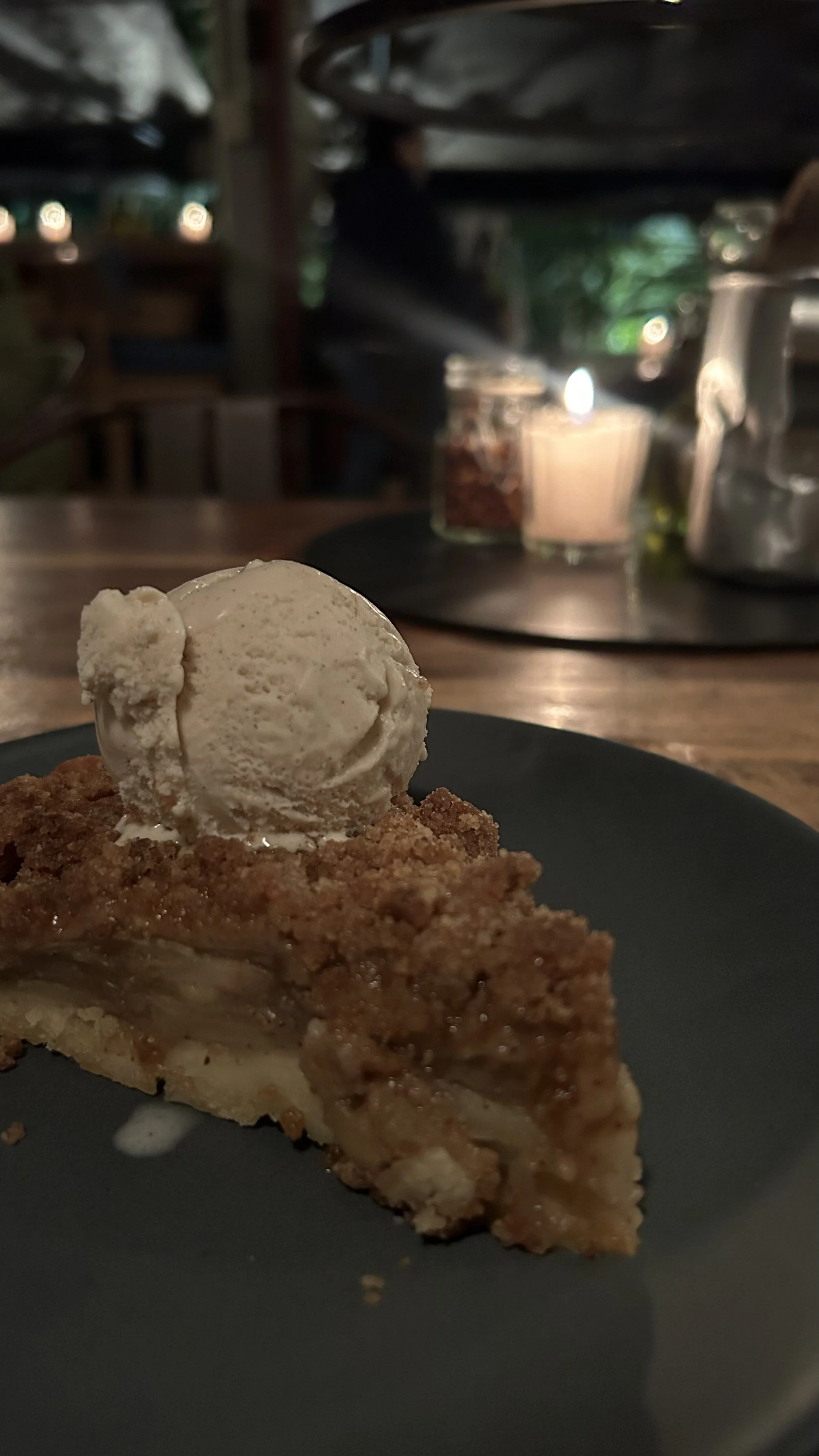 Apple pie at the pizza parlor