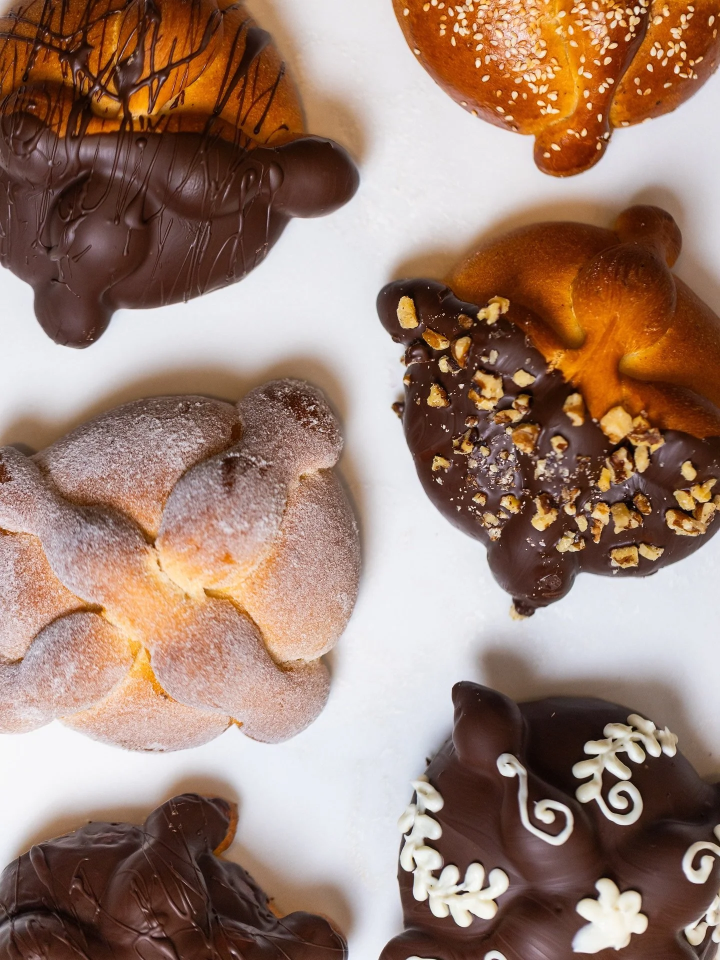 We have an assortment of freshly baked Pan de Muerto available now through November 2!

#nosaboconcheria #drunkentortilla #hstreeteatery #bakery #concheria #conchas #breakfast #familybusiness #familybakery #hispanicownedbusiness #customcakes #pastrie