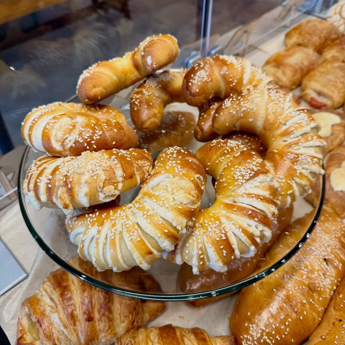 Have you tried our 🆕 Concha Cuernitos? They&rsquo;re a hybrid of our Vanilla Conchas and boxed Cuernitos! 

Let us know if we should keep them on the menu.

#nosaboconcheria #drunkentortilla #cuernitos #pandulce #panaderia