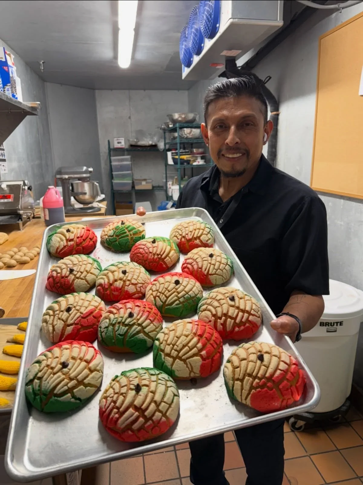 Cinco de Mayo Special: buy one, get one free Mexican flag conchas! 🇲🇽 (in-person only, available until sold out)

#nosaboconcheria #cincodemayo #mexicanbakery #conchas #panaderia