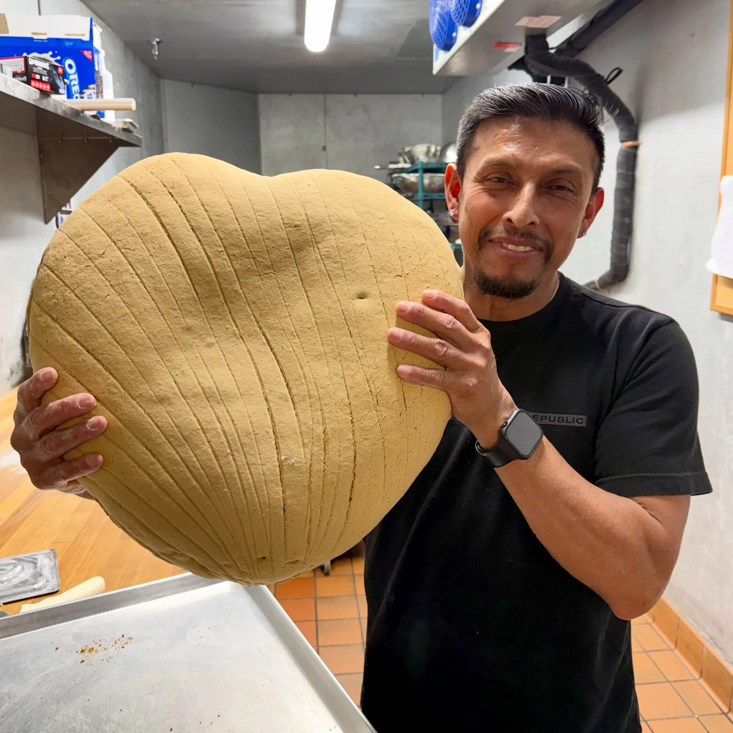 We&rsquo;ve been working on something special &ndash; a giant heart-shaped cookie concha for a wedding this weekend! Felicidades J&amp;J 🤍

#nosaboconcheria #mexicanbakery #familybakery #conchas #pandulce