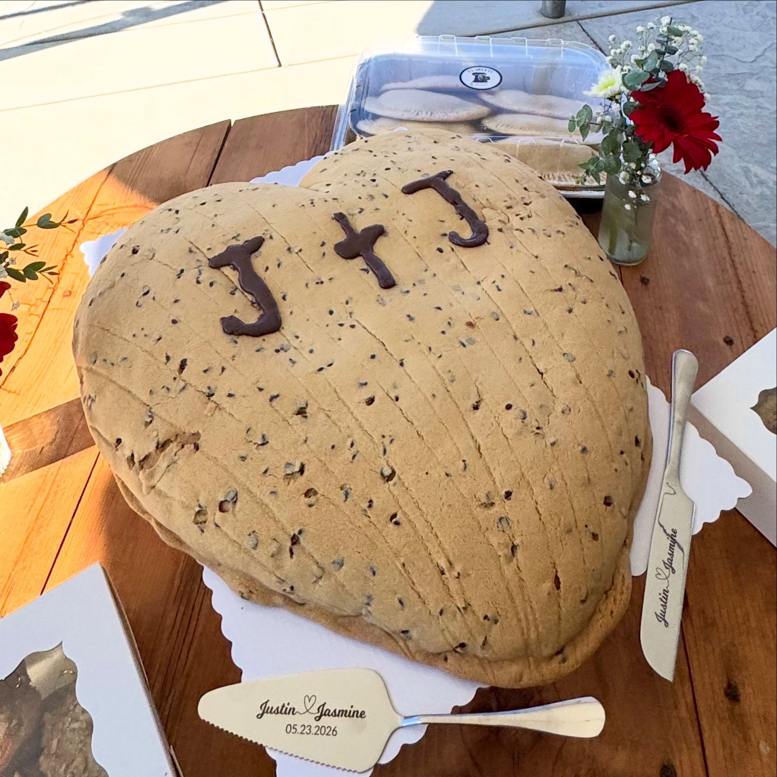 &iexcl;Felicidades, Justin y Jasmine! Thank you for having us be part of your special day 🤍

They came to us with a vision of a giant heart concha for their wedding and we accepted the challenge. Pictured is a 16-inch chocolate chip cookie concha 🍪