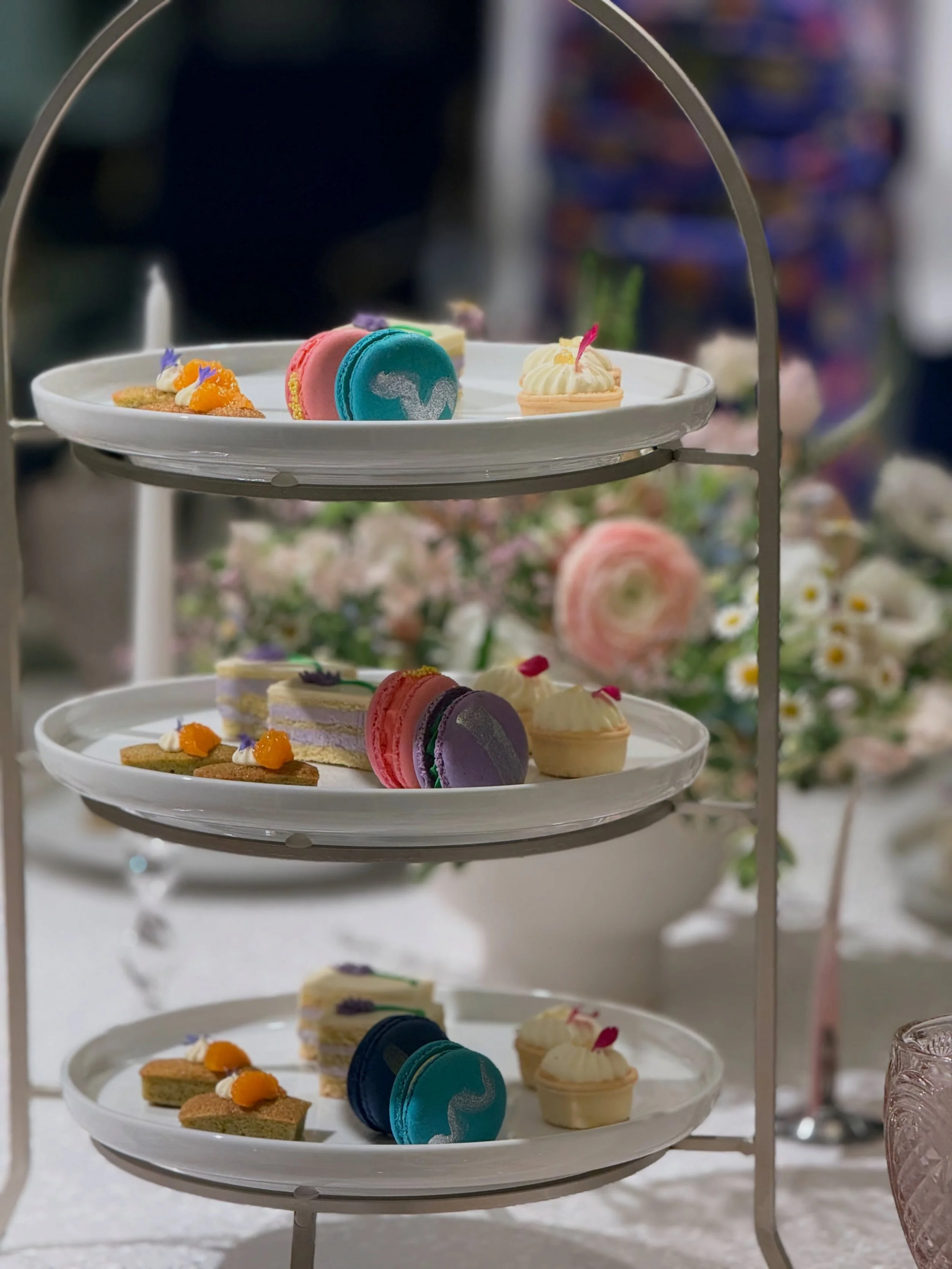 An Afternoon Tea experience designed for those who believe every detail matters.

Private chef&ndash;prepared pastries, delicate savories, warm scones, and thoughtful service &mdash; all brought into the comfort of your home.

Discover The Ideal Past