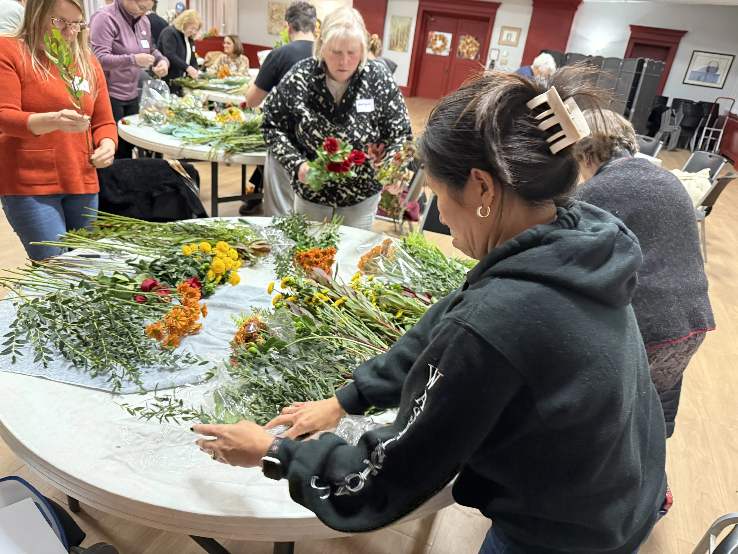 Members sorting their bouquet pieces