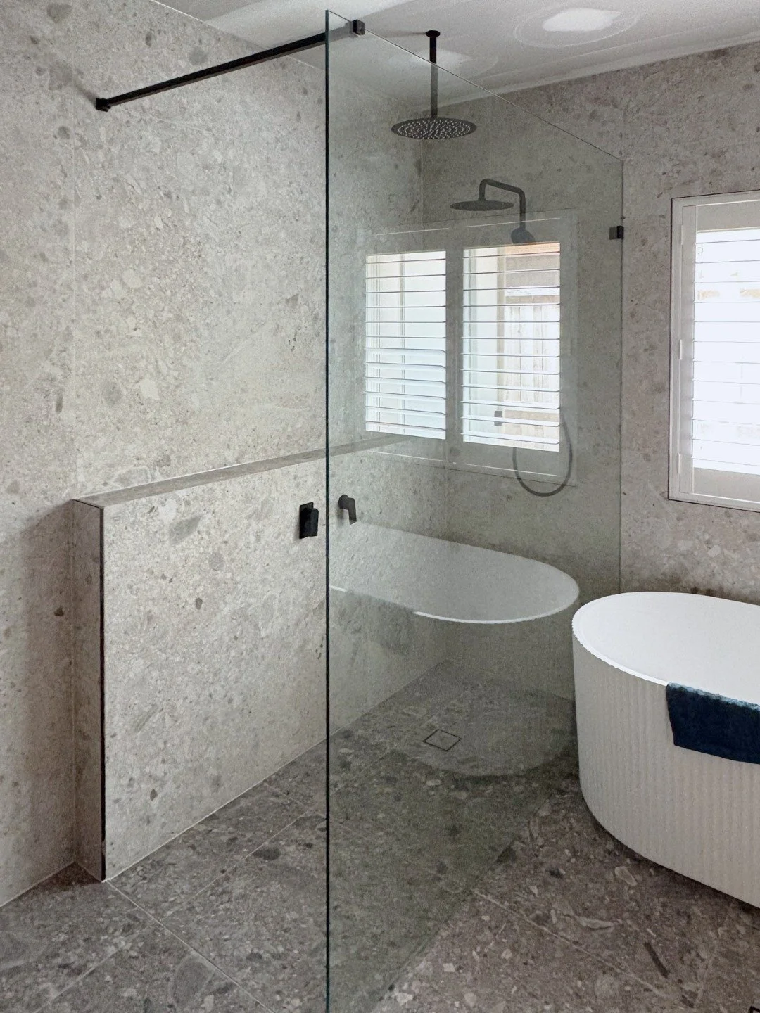 Small Bathroom? Doesn't Have To Feel Like It

The bath's right there, but somehow this bathroom doesn't feel cramped at all.

Clear glass shower screens create the illusion of space even when square footage is tight - suddenly your bathroom breathes.