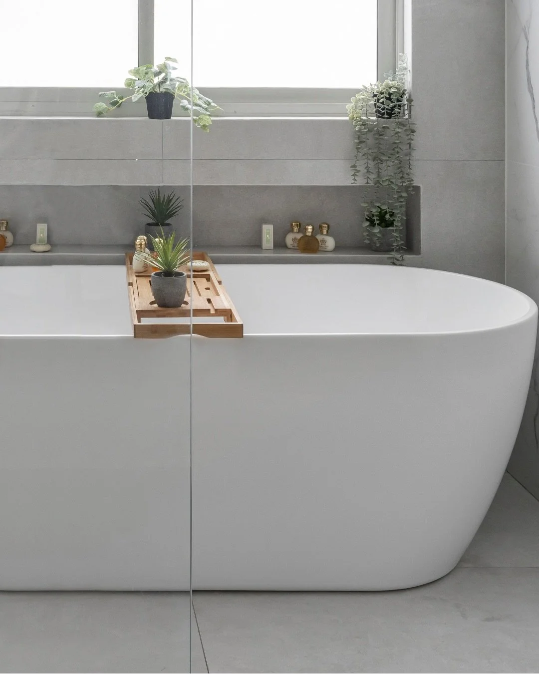 With 10mm clear toughened glass and premium black fittings, the space feels almost twice as large. The frameless design creates that high-end, spa-like atmosphere where every detail feels intentional and refined.

The crystal-clear glass virtually di