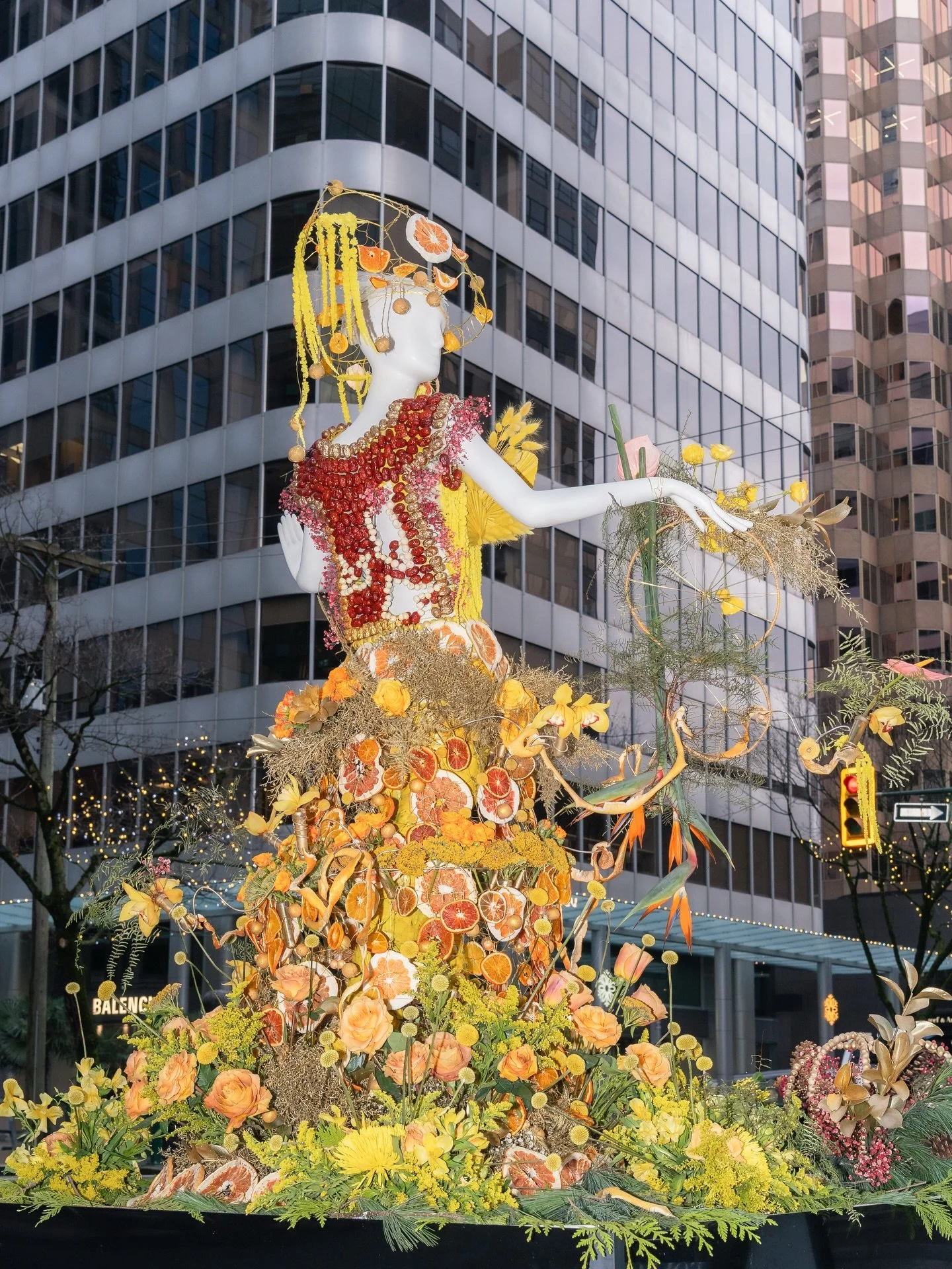 A golden ode to the season ✨💛
&ldquo;Five Golden Rings&rdquo; brought to life with rich seasonal details. 🍊🌼🌲🌹
Crafted by @avelynflorist for @fleursdevilles 🎄 #NoelVancouver

Patricia Photo - Fleurs de Villes Vancouver - Noel Vancouver - Flower