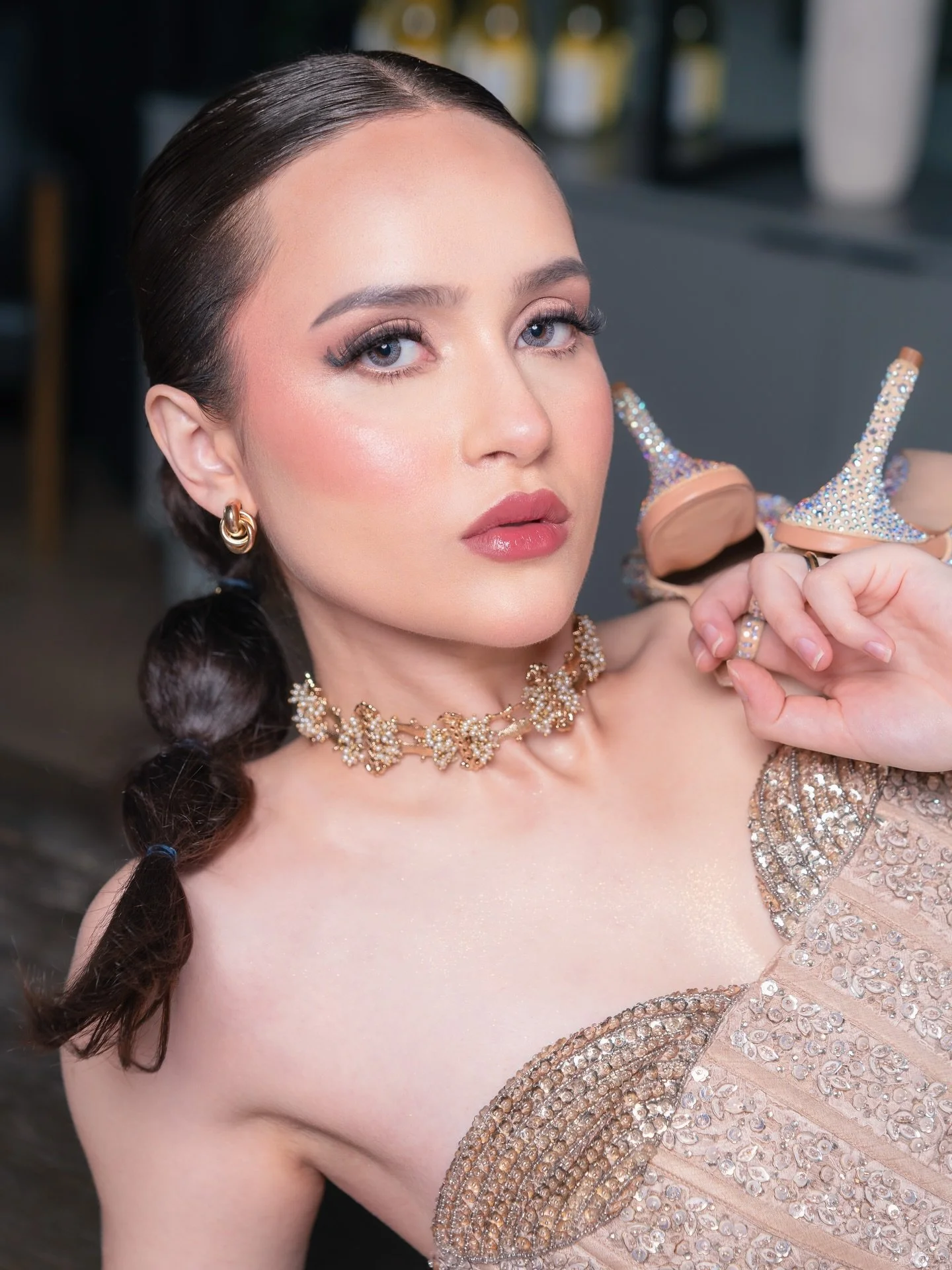 Grace, but make it powerful 👸🏻💖

Makeup artist: @navneetkathuriamua 
Hairstylist: @jessyjinstylist 
Model: @anajuliaveronka 
Outfit and jewelry: @silkenthreads_canada 
Content creator: @the.core.stories 
Photographer: @patriciaphotocom 
Location: 