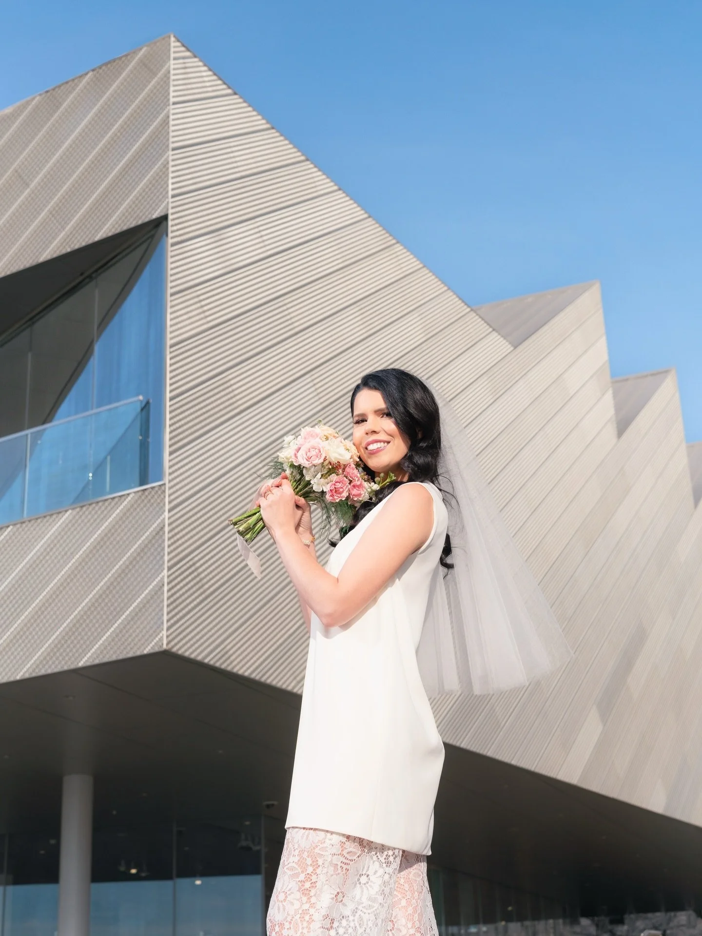 💍 Modern bride energy 👰🏻&zwj;♀️🌸
In love with @kyleewoffordmaki &lsquo;s romantic makeup by @jasminehoffman paired with minimal lines and modern lace from @tempetebrand and delicate florals by @bloomscape_botanics 🤍

Makeup artist: @jasminehoffm