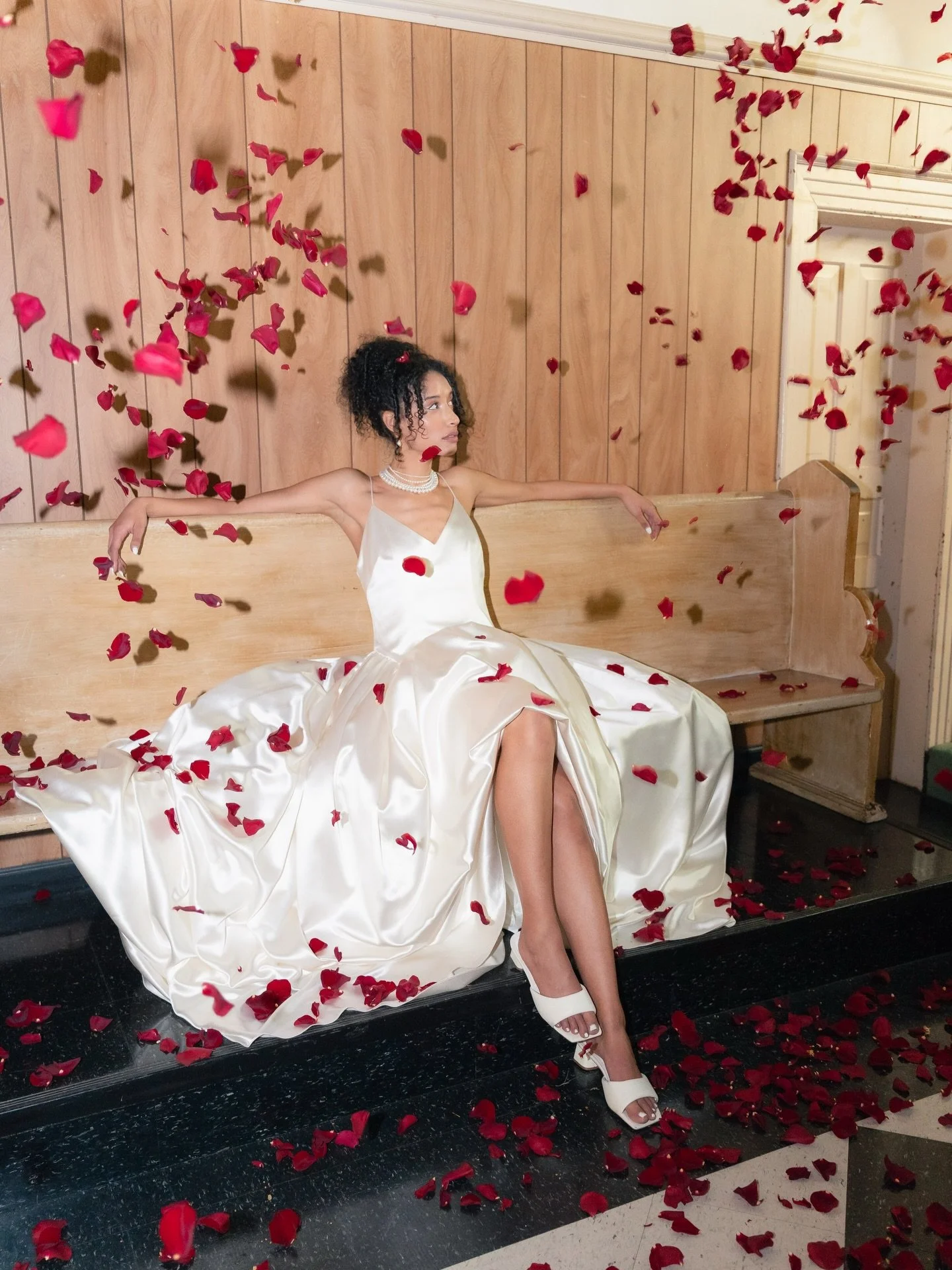 🌹 A little throwback to a creative wedding workshop by @caramia that I attended here in Vancouver ✨

Even months later, I still find myself thinking about that day 💫  stepping into a different creative space, experimenting, and seeing beauty from n